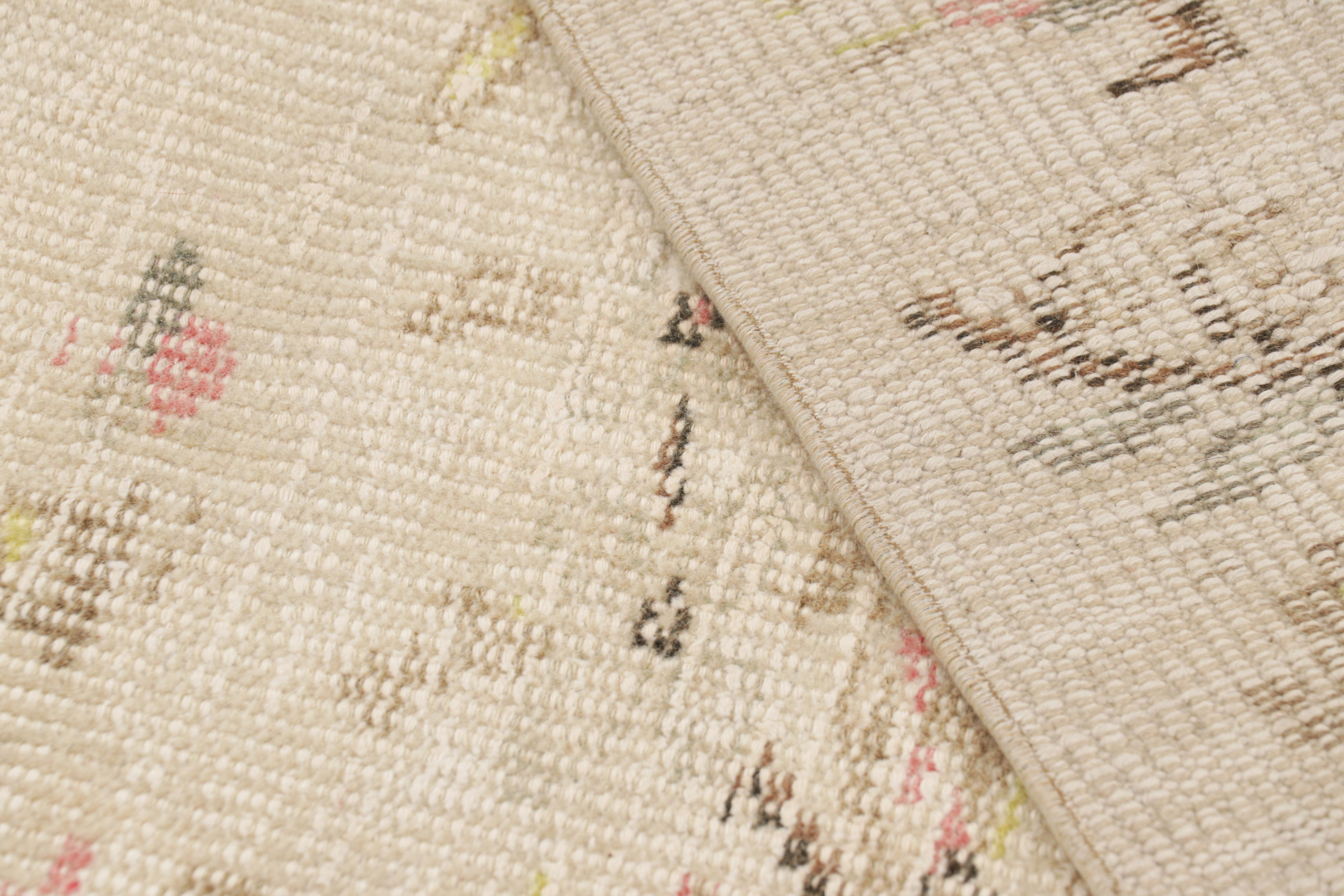 Tappeto Zeki Müren vintage in crema e beige, con motivi floreali da Rug & Kilim in vendita 1