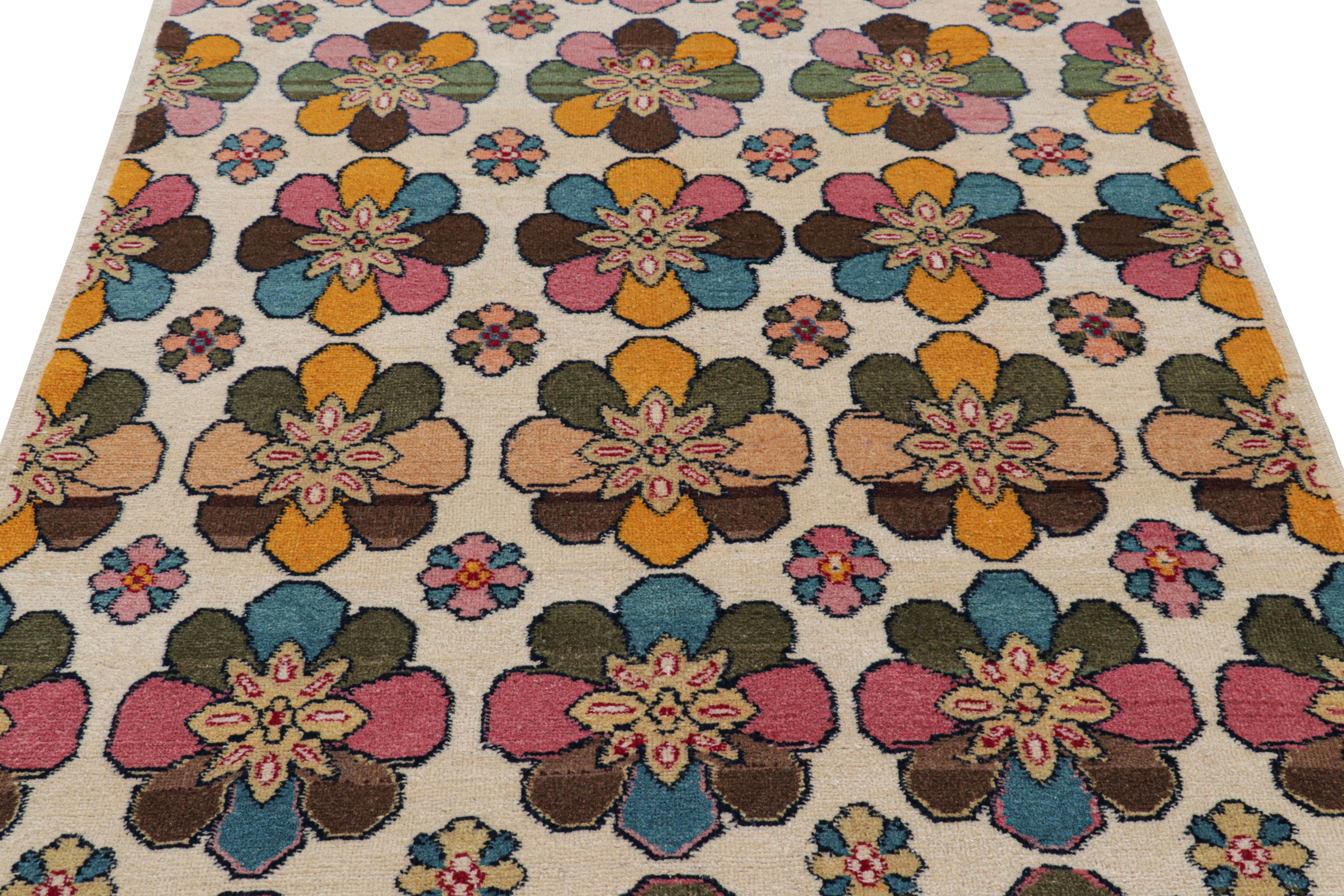 Der aus handgeknüpfter Wolle gefertigte Teppich 4x9 aus der Türkei (ca. 1960-1970) ist vermutlich das Werk des türkischen Künstlers Zeki Müren aus der Mitte des Jahrhunderts. Es handelt sich um eine seltene und aufregende neue Kuration aus der