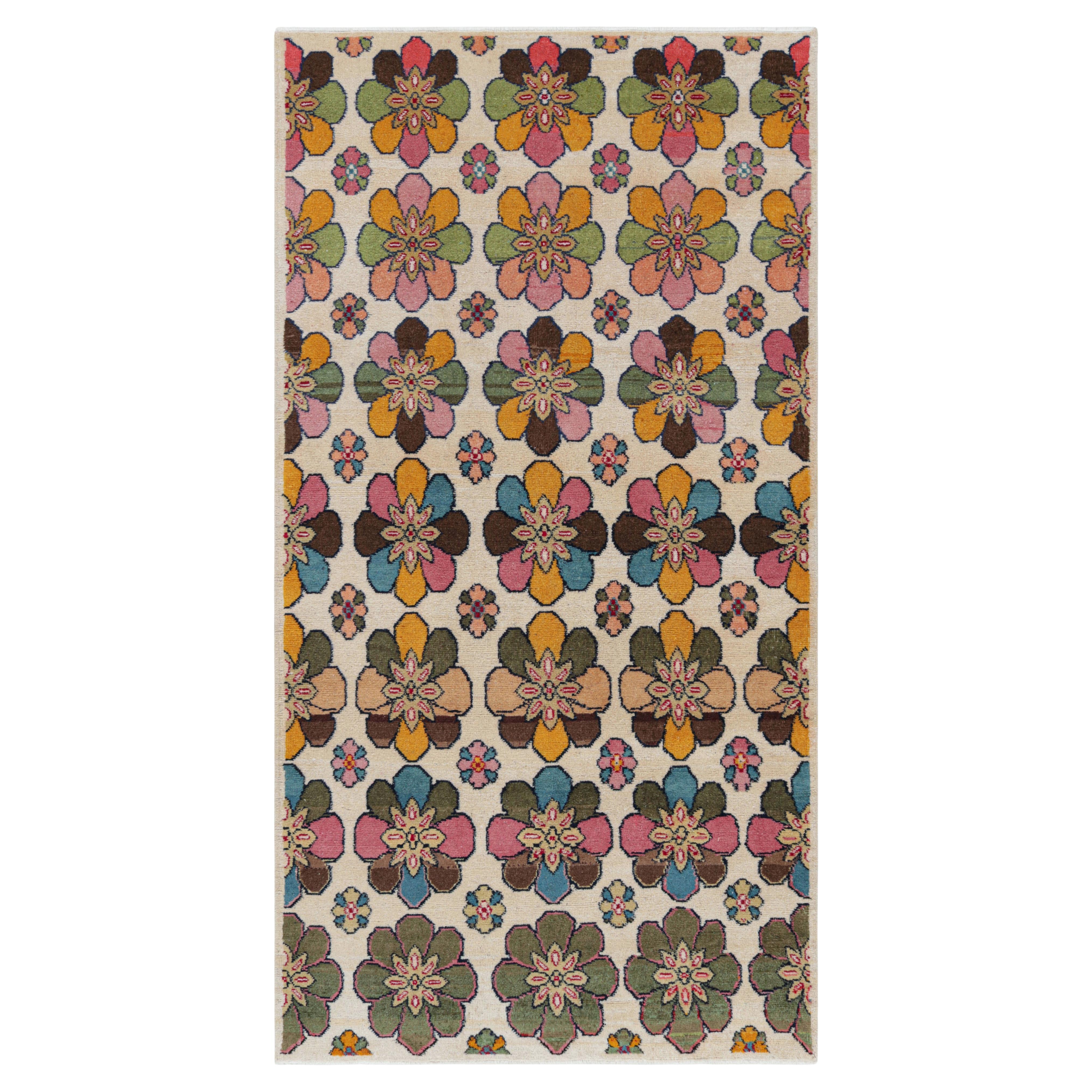 Alfombra vintage Zeki Müren en crema con medallones florales de colores  Rug & Kilim