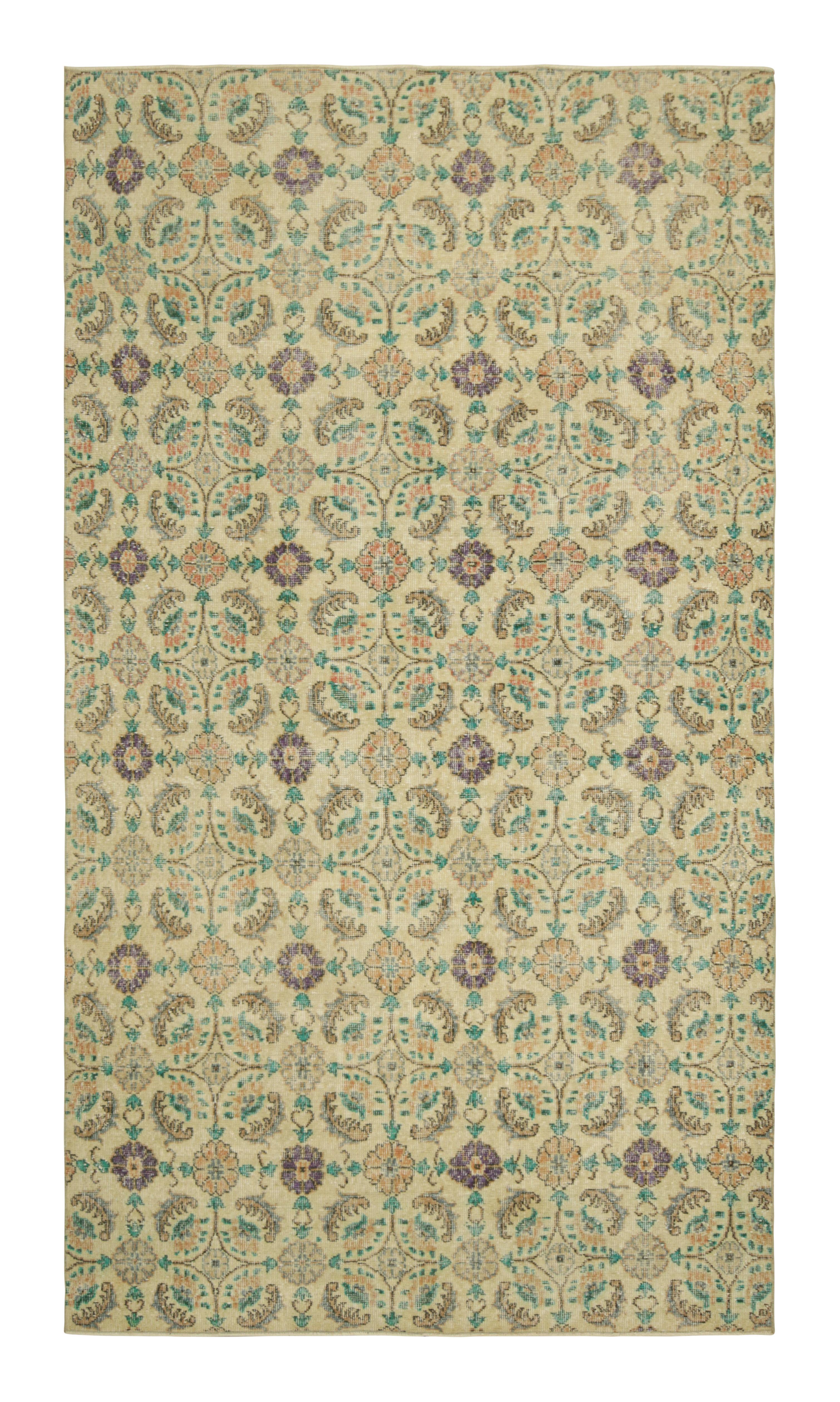 Vintage Zeki Müren Teppich in cremefarbenem Beige mit floralen Mustern  Rug & Kilim