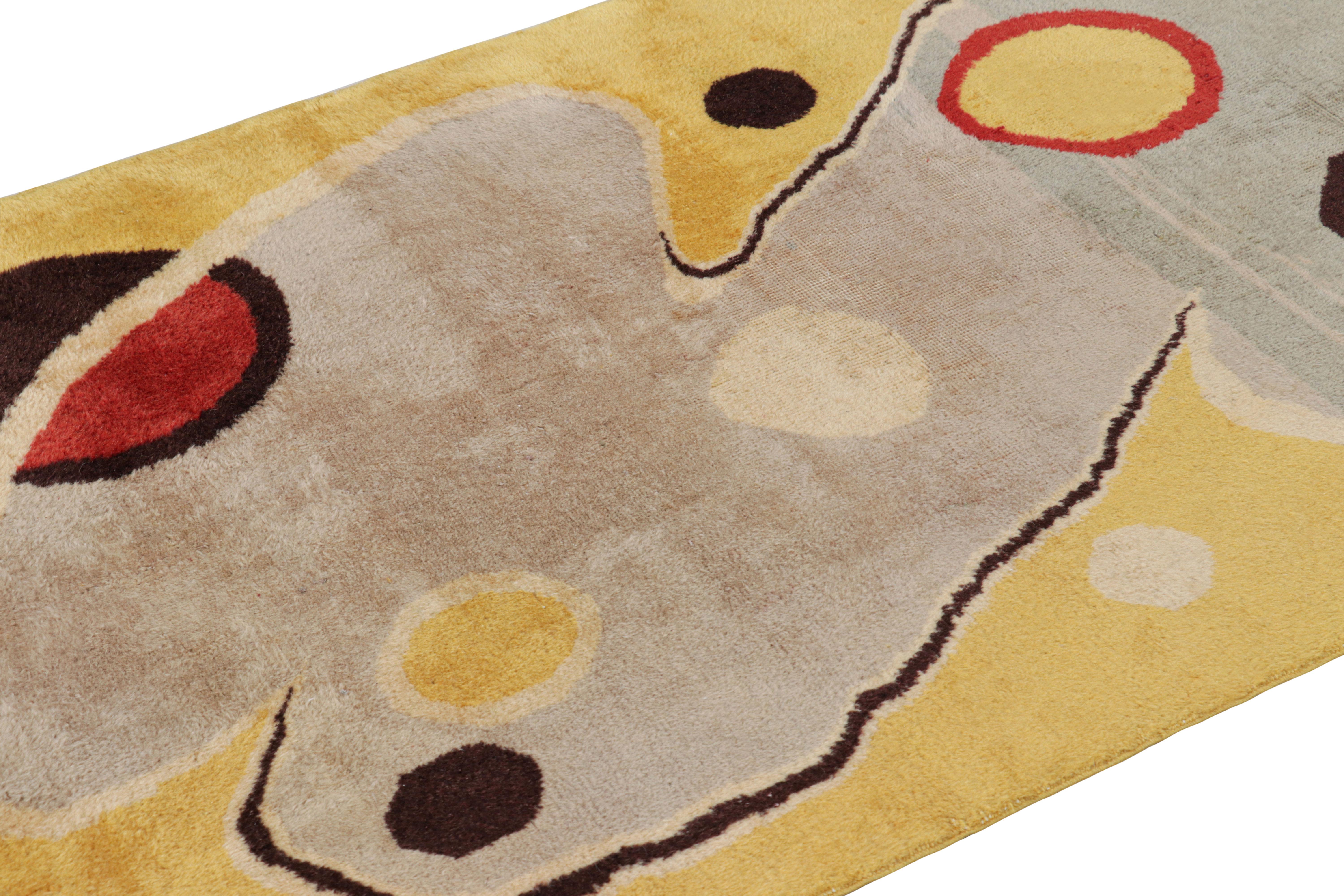 Dieser handgeknüpfte Wollteppich 4x7 aus der Türkei (ca. 1960-1970) ist vermutlich das Werk des türkischen Künstlers Zeki Müren aus der Mitte des Jahrhunderts. Es handelt sich um eine seltene und aufregende neue Kuration aus der Mid-Century Pasha