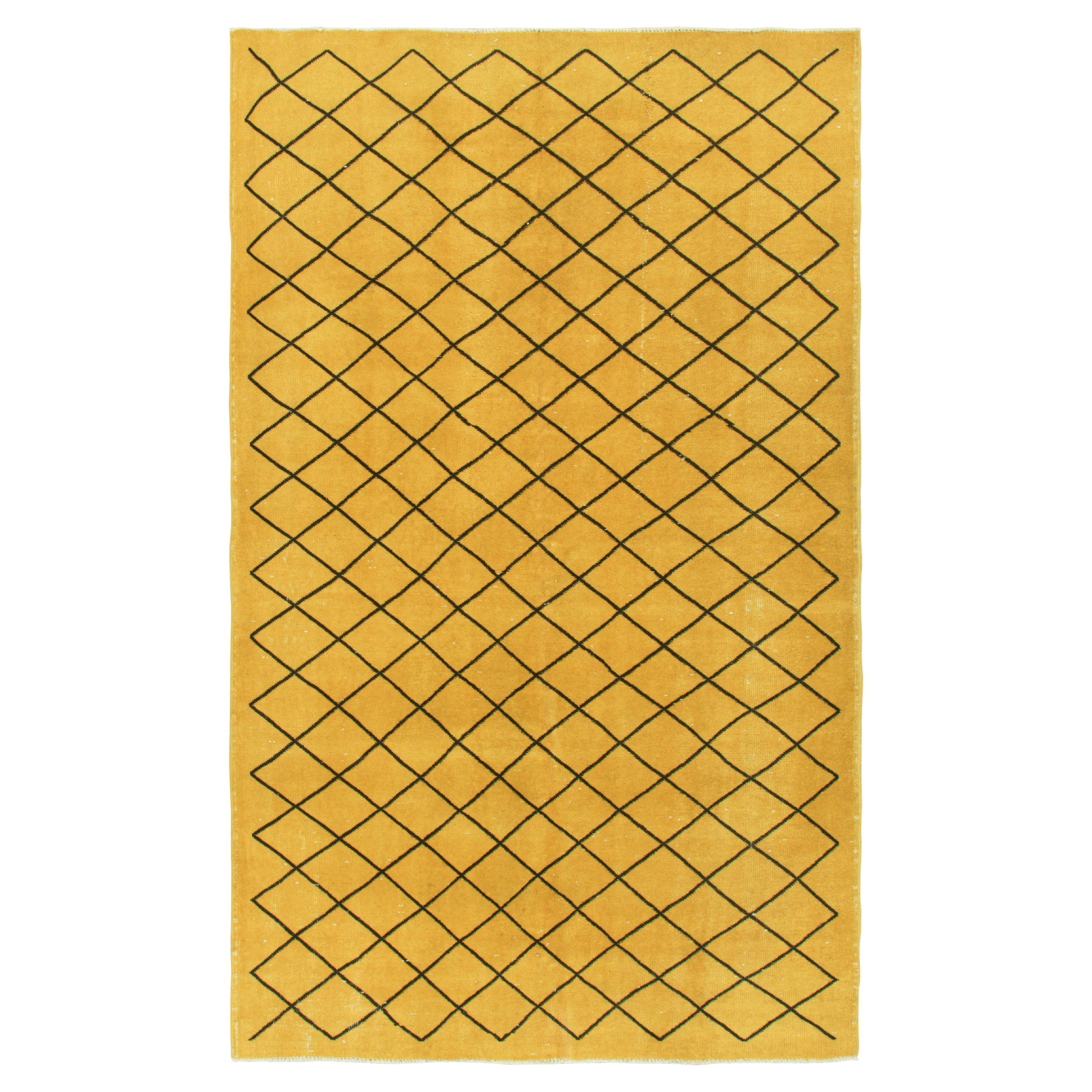 Tapis vintage Zeki Müren en or avec motifs géométriques noirs, de Rug & Kilim