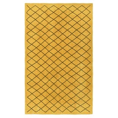 Tapis vintage Zeki Müren en or avec motifs géométriques noirs, de Rug & Kilim