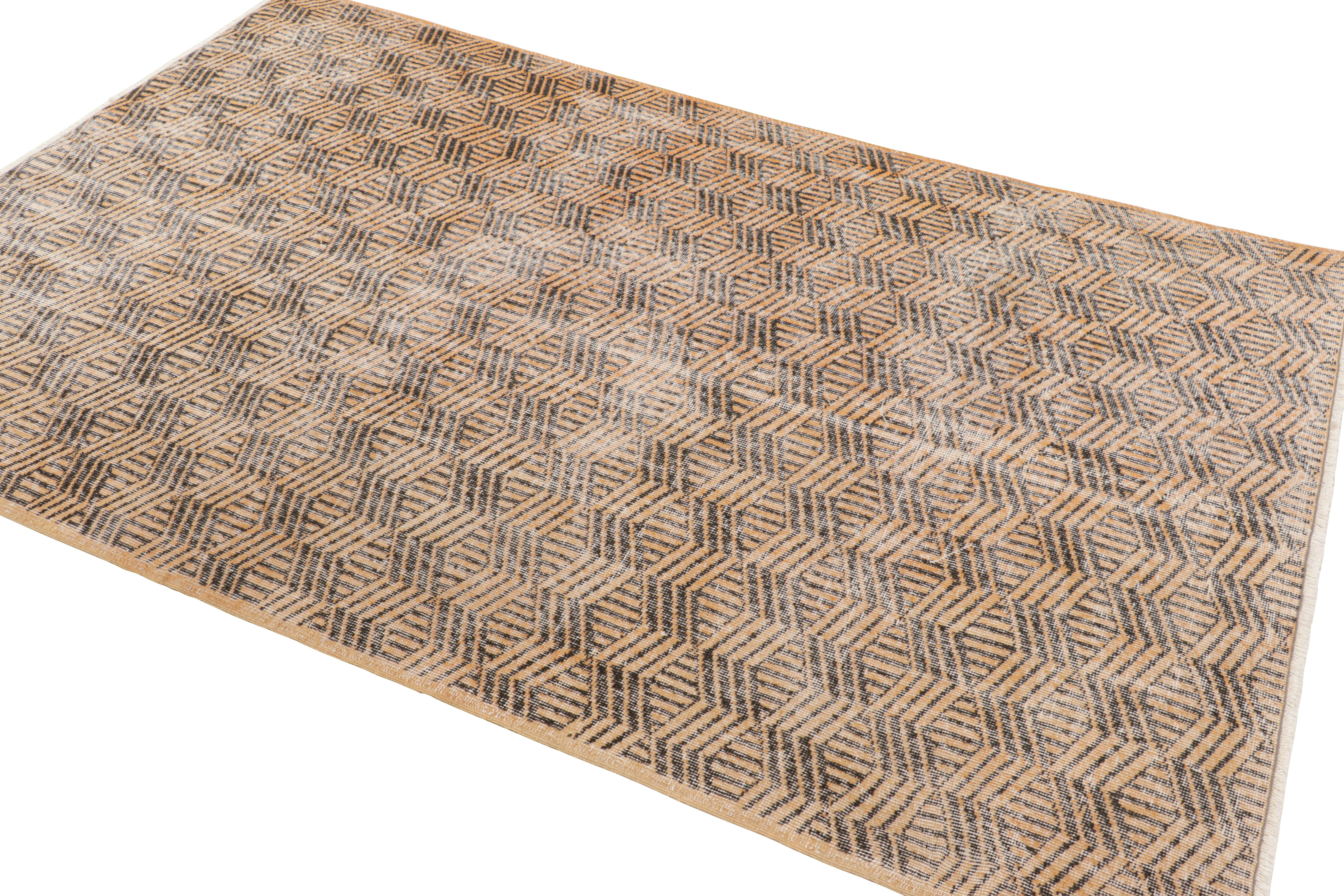 Annodato a mano Tappeto vintage Zeki Müren in oro con motivi geometrici marroni, da Rug & Kilim in vendita