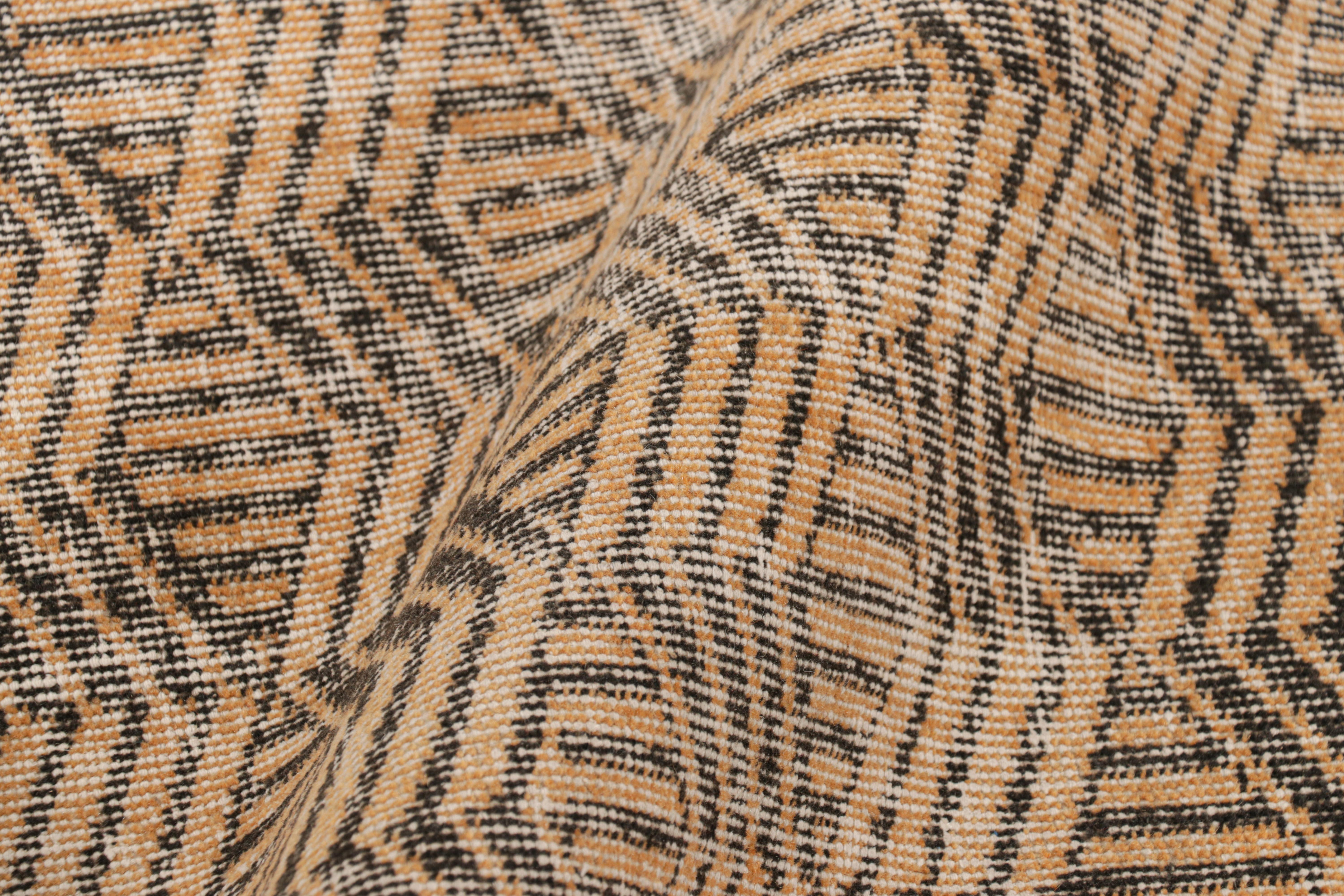 Lana Tappeto vintage Zeki Müren in oro con motivi geometrici marroni, da Rug & Kilim in vendita