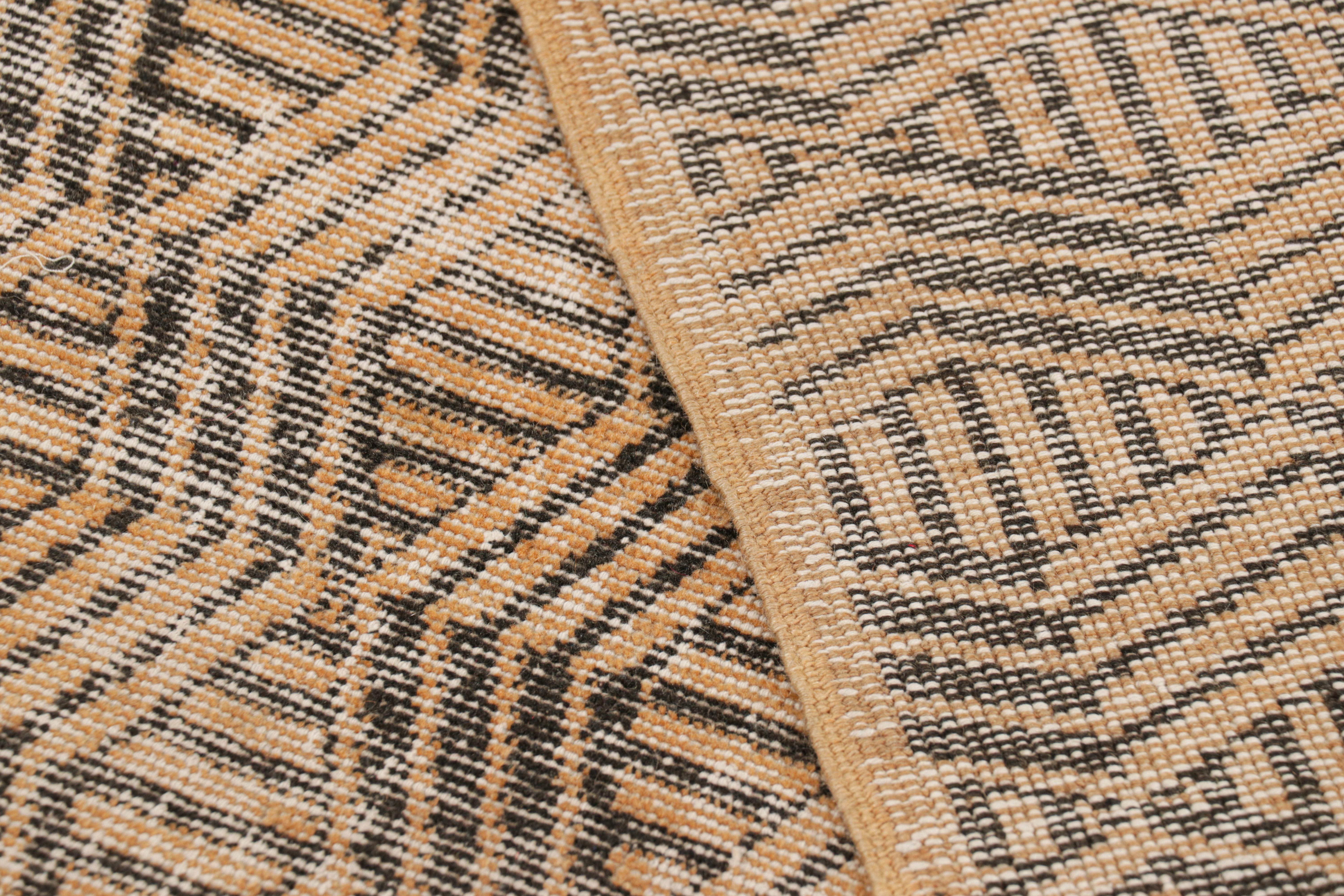 Tappeto vintage Zeki Müren in oro con motivi geometrici marroni, da Rug & Kilim in vendita 1