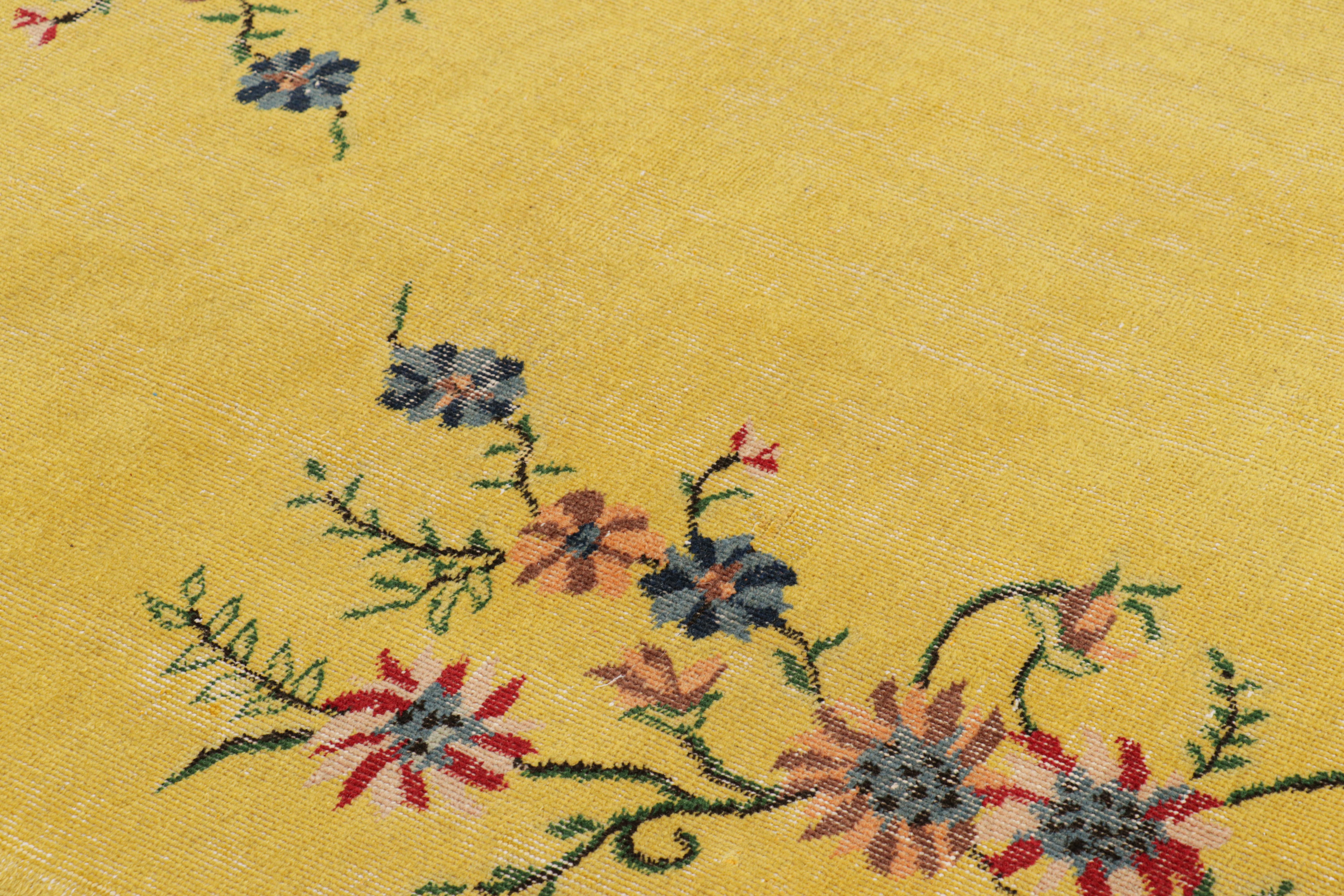 Dieser handgeknüpfte Wollteppich aus der Türkei (ca. 1960 - 1970) ist eine einzigartige Ergänzung der Rug & Kilim Collection'S. Er besticht durch seine breite Farbpalette und die floralen Muster auf dem Feld.

Über das Design: 

Bewunderer des
