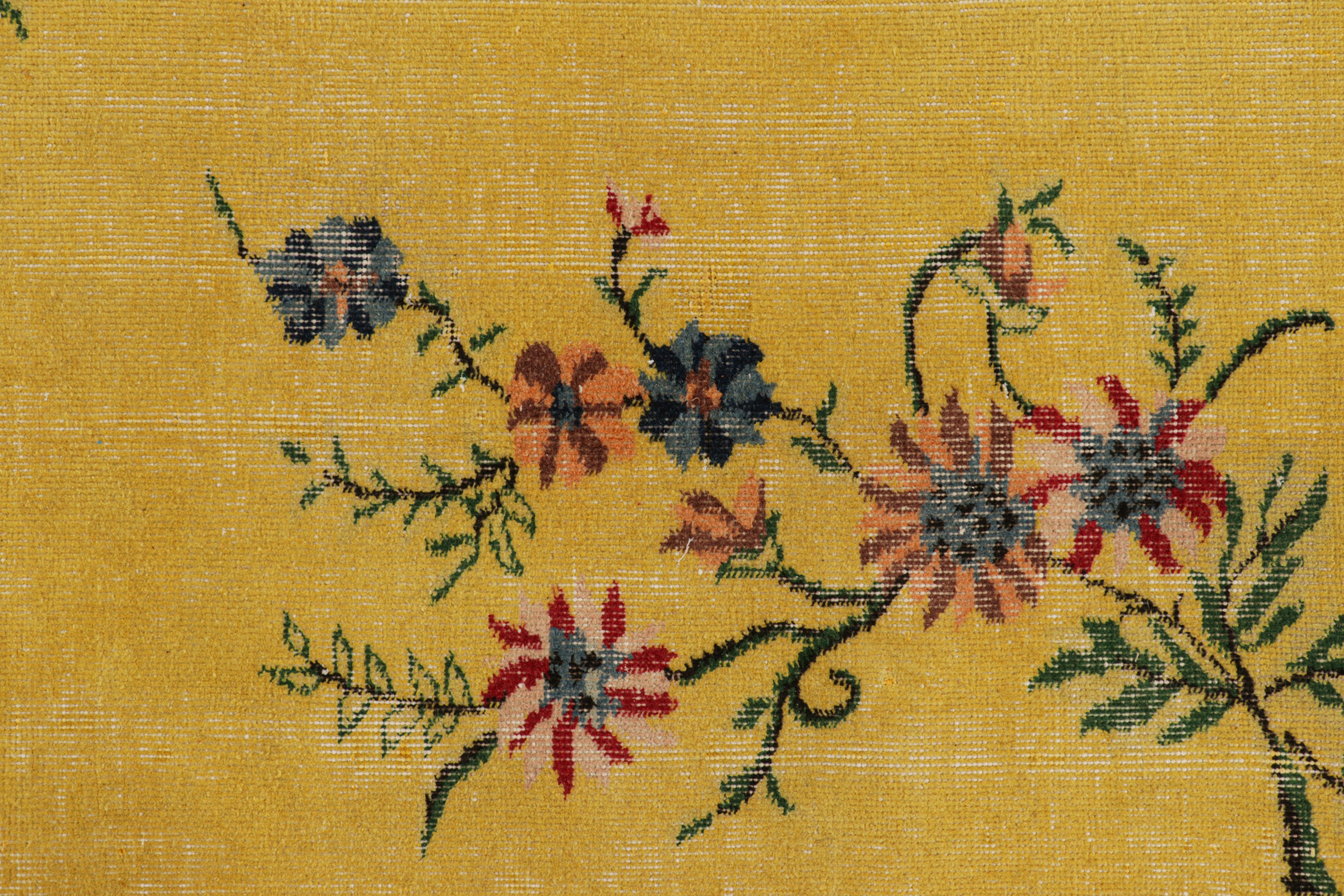 Vintage Zeki Müren Teppich in Gold mit bunten Blumenmustern von Rug & Kilim (Türkisch) im Angebot
