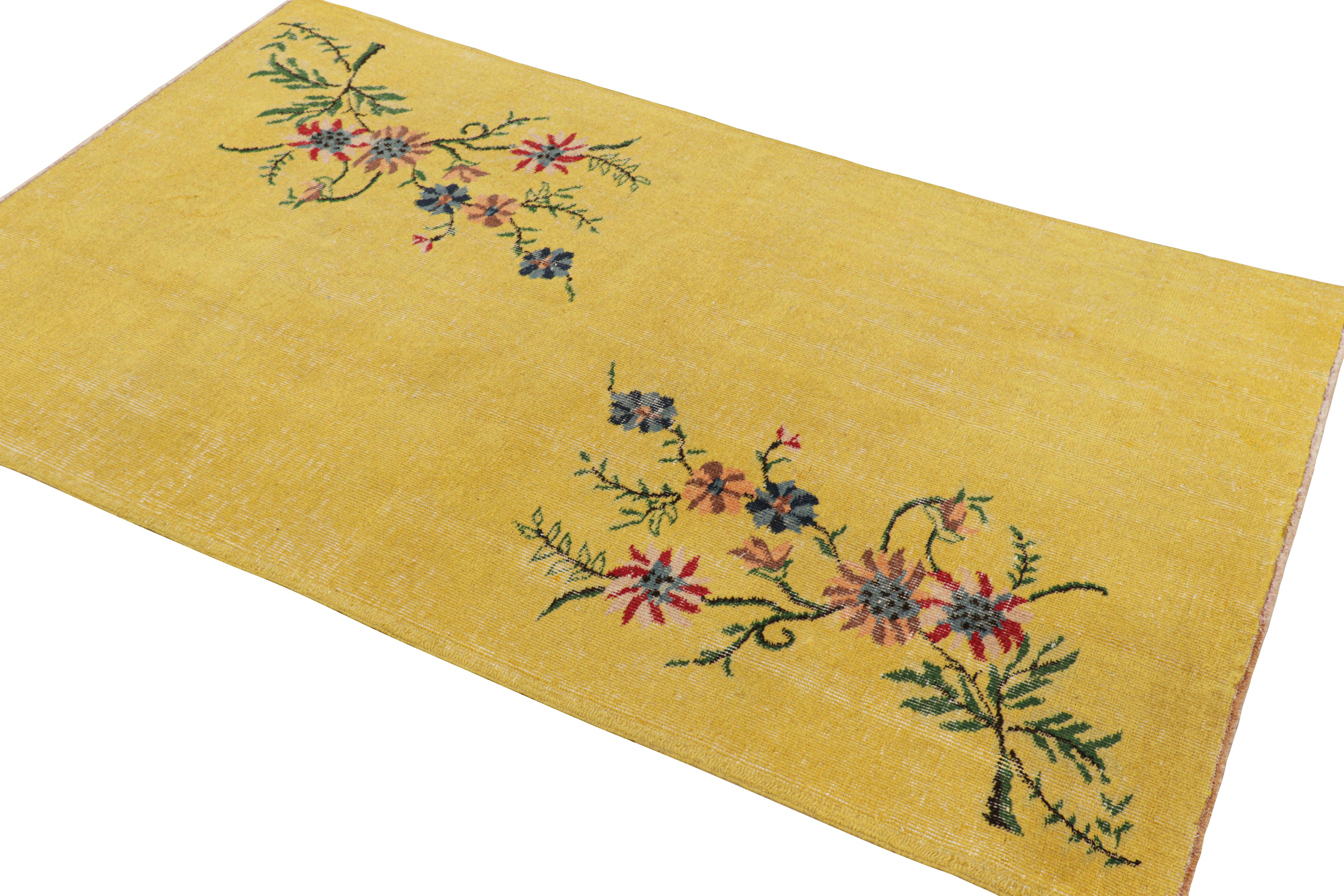 Vintage Zeki Müren Teppich in Gold mit bunten Blumenmustern von Rug & Kilim (Handgeknüpft) im Angebot