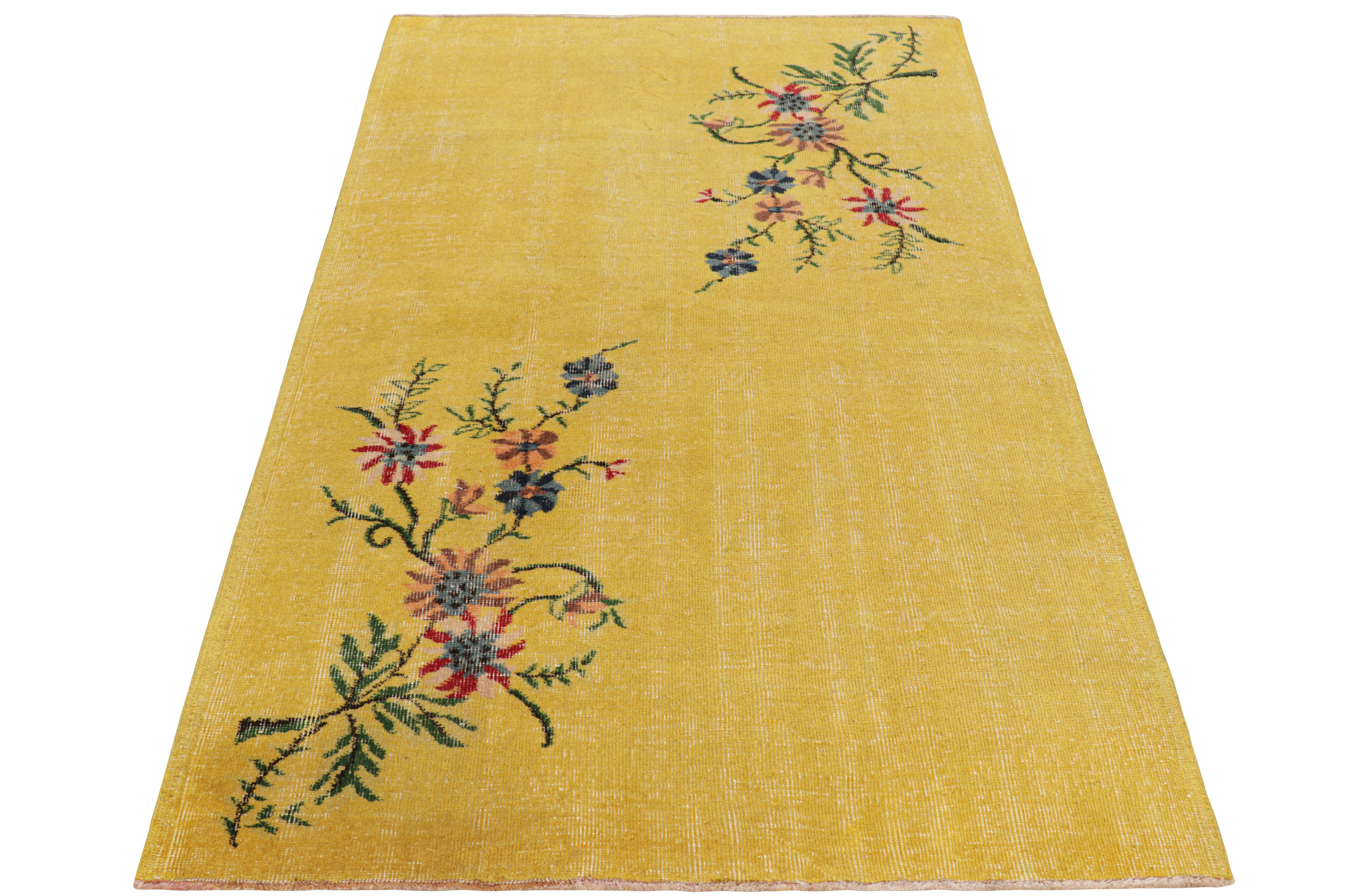 Vintage Zeki Müren Teppich in Gold mit bunten Blumenmustern von Rug & Kilim im Zustand „Gut“ im Angebot in Long Island City, NY