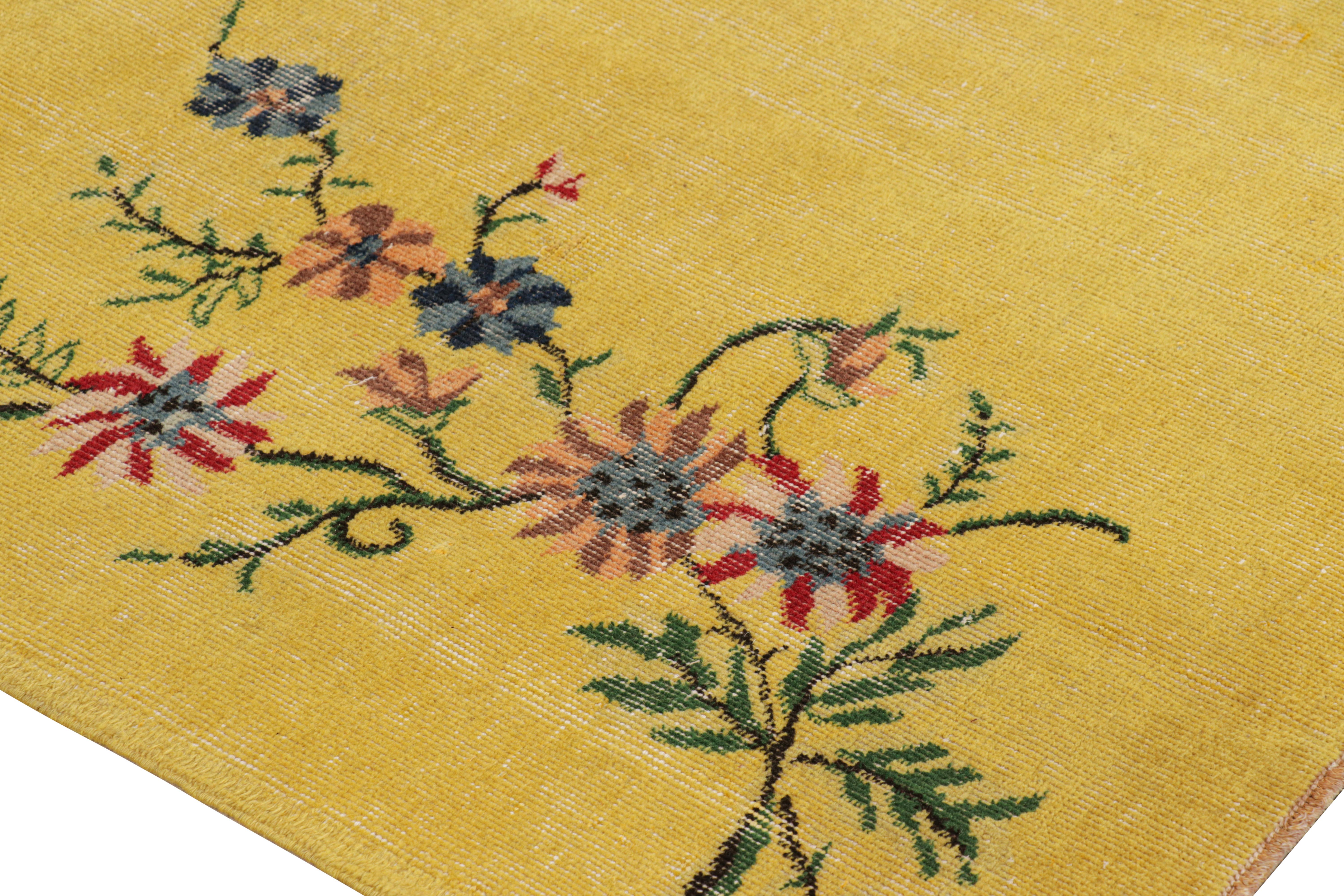 Vintage Zeki Müren Teppich in Gold mit bunten Blumenmustern von Rug & Kilim (Mitte des 20. Jahrhunderts) im Angebot