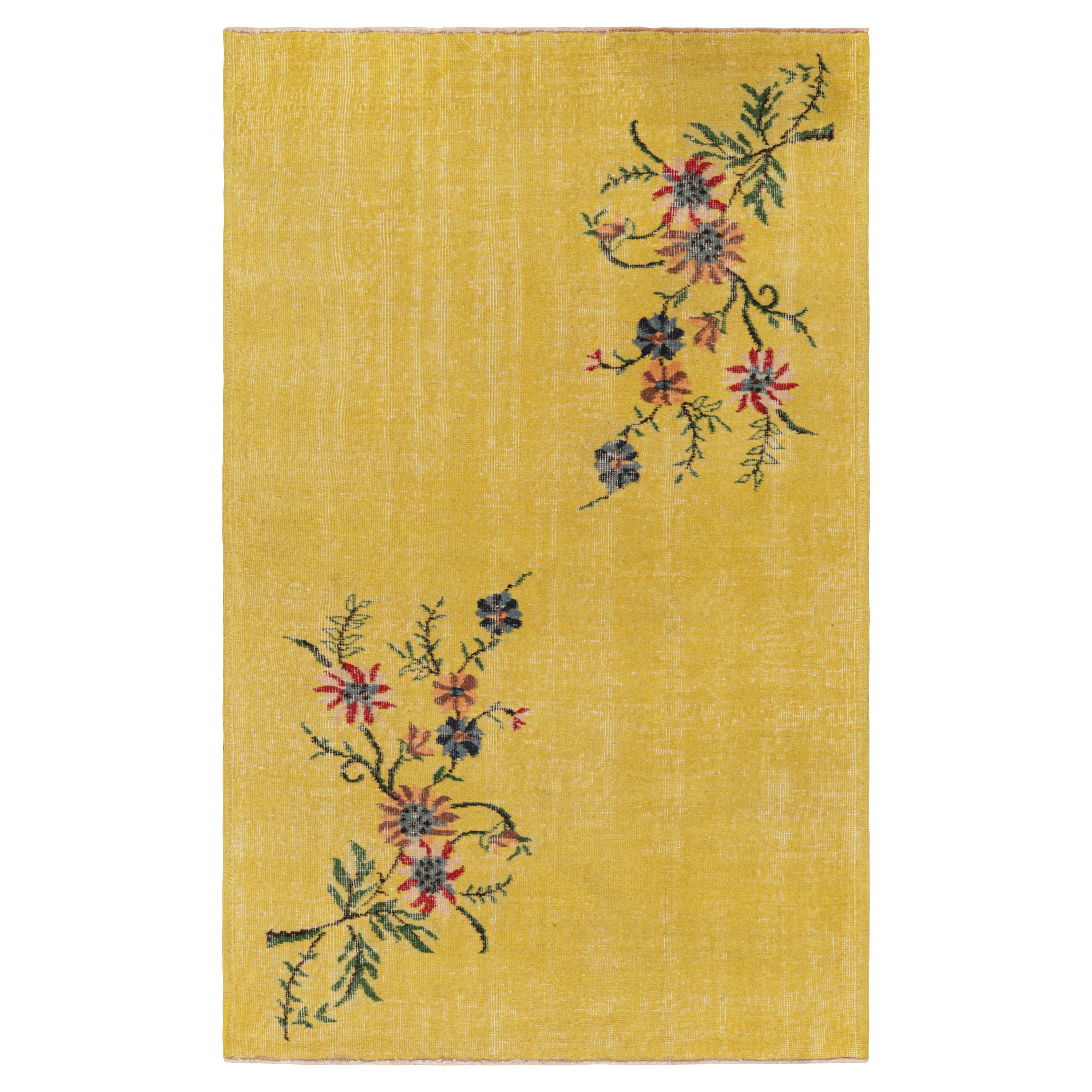 Vintage Zeki Müren Teppich in Gold mit bunten Blumenmustern von Rug & Kilim
