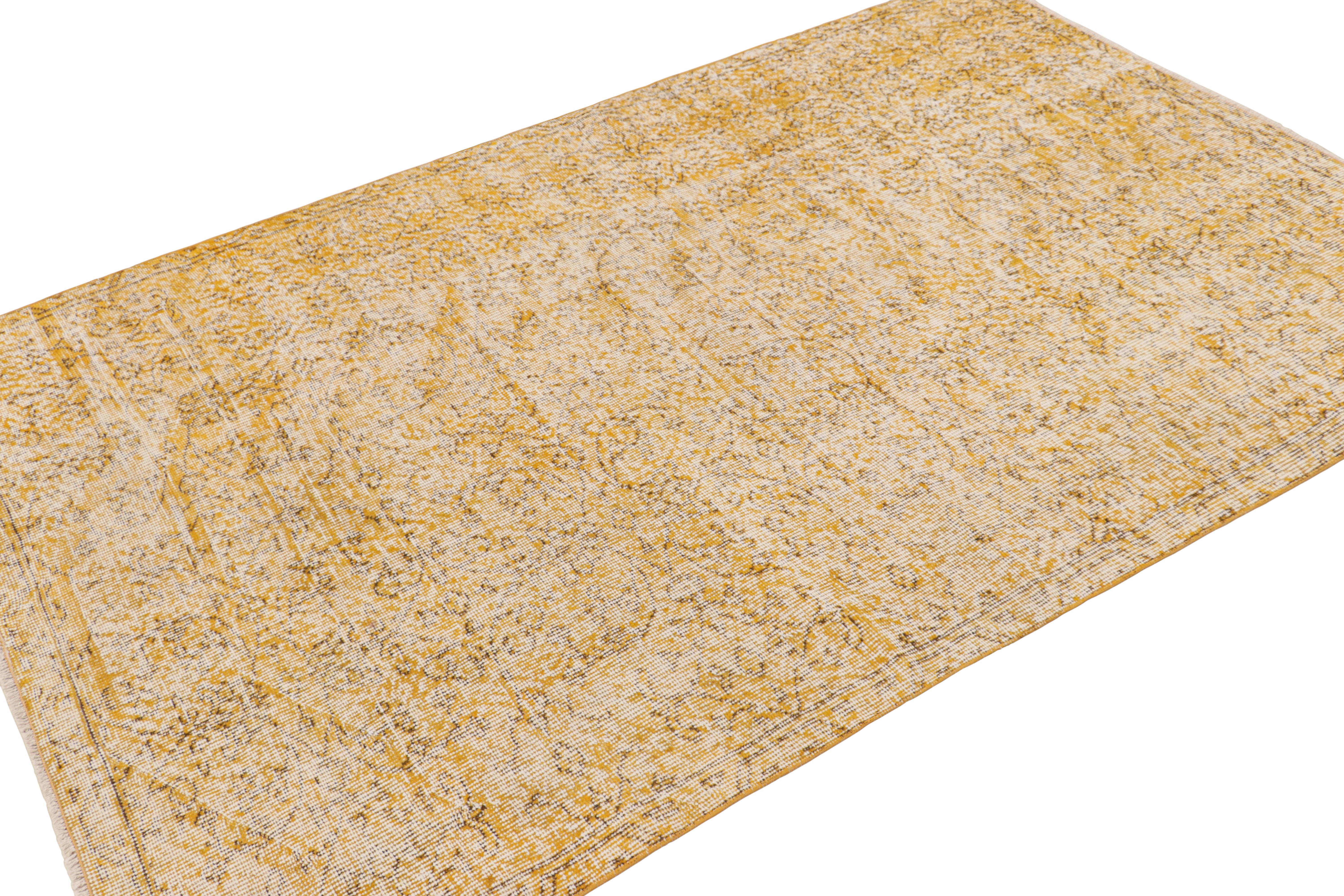Vintage Zeki Müren Teppich in Gold, mit floral-geometrischen Mustern von Rug & Kilim (Handgeknüpft) im Angebot