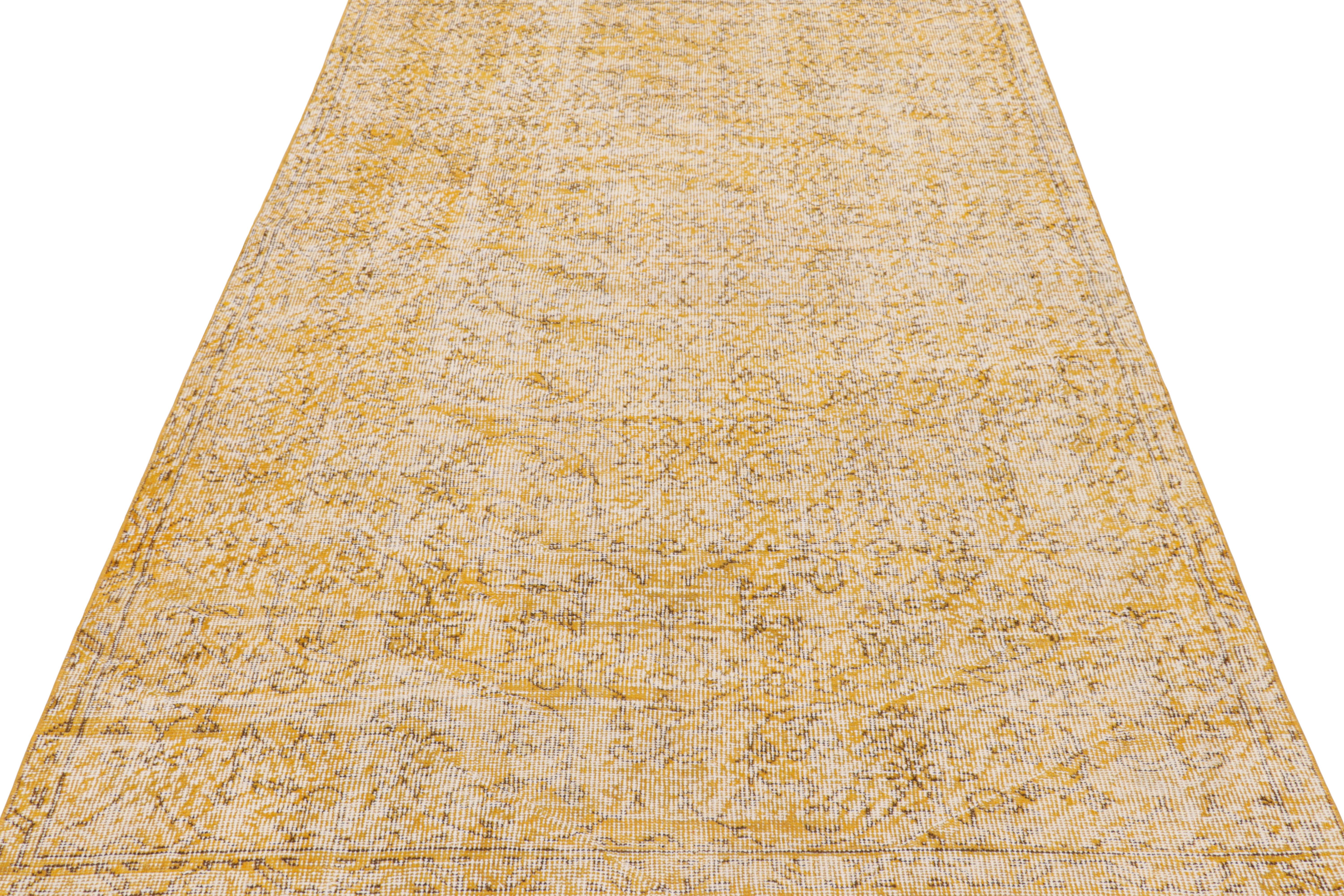Vintage Zeki Müren Teppich in Gold, mit floral-geometrischen Mustern von Rug & Kilim im Zustand „Gut“ im Angebot in Long Island City, NY