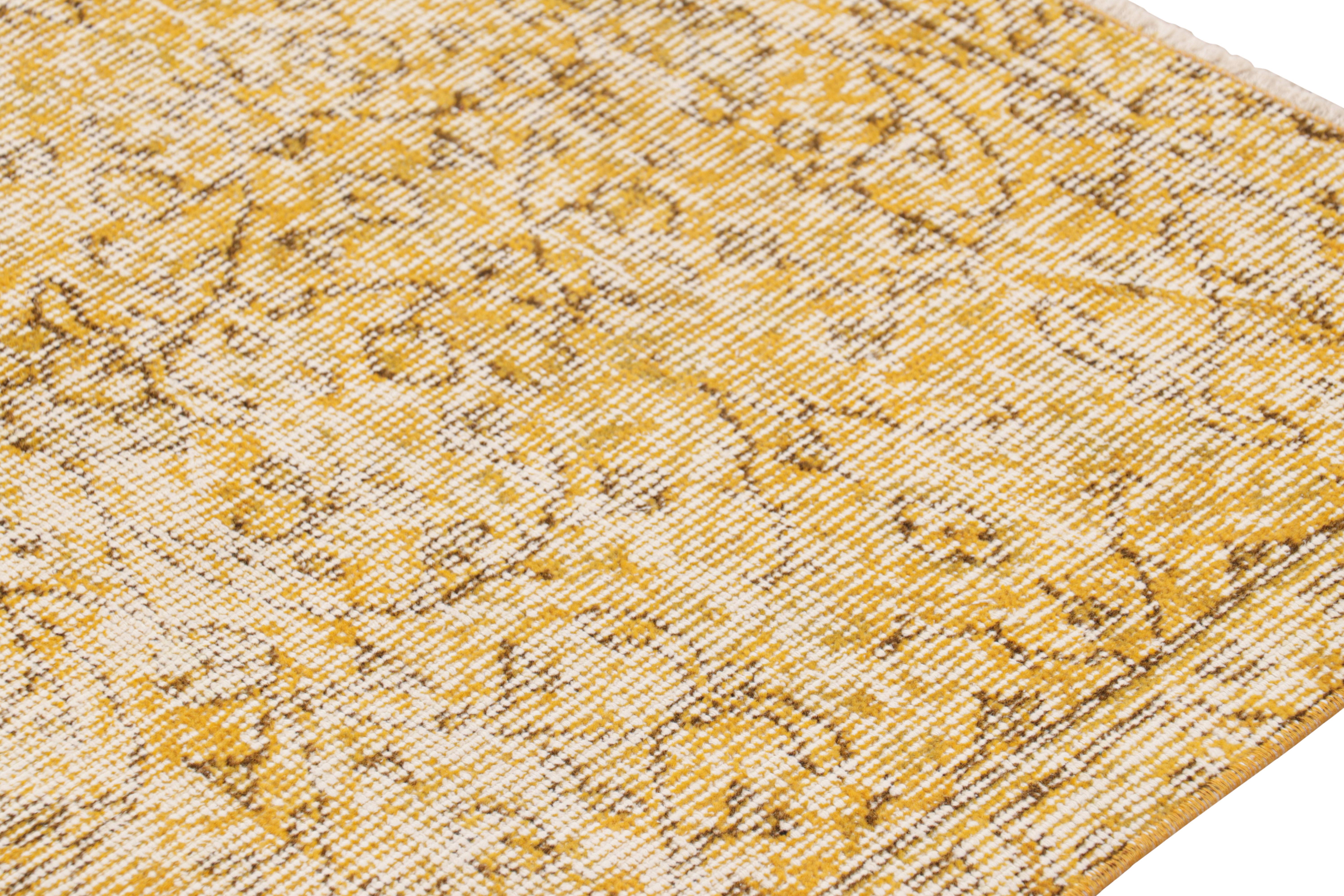 Vintage Zeki Müren Teppich in Gold, mit floral-geometrischen Mustern von Rug & Kilim (Mitte des 20. Jahrhunderts) im Angebot