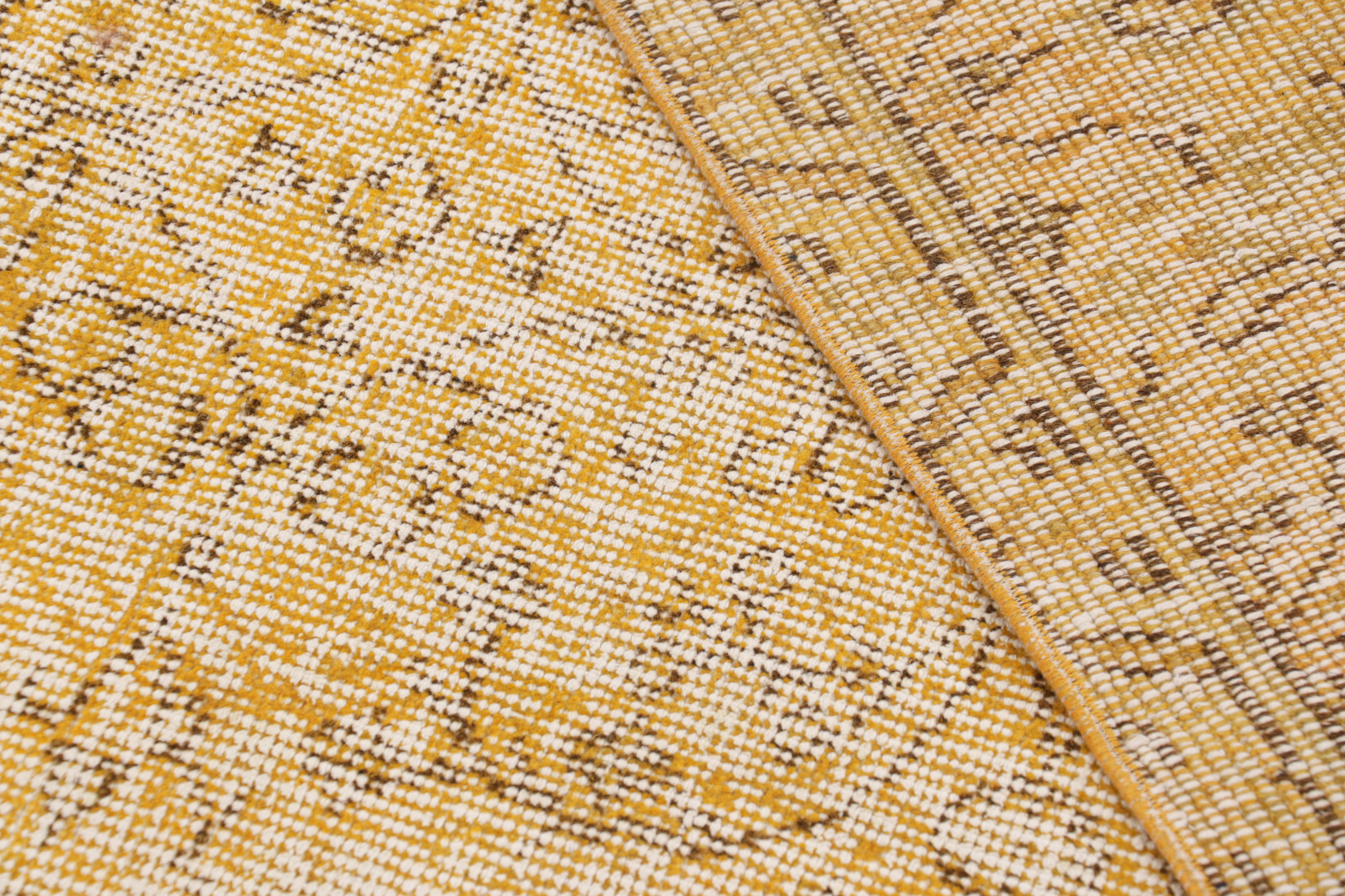 Vintage Zeki Müren Teppich in Gold, mit floral-geometrischen Mustern von Rug & Kilim (Wolle) im Angebot