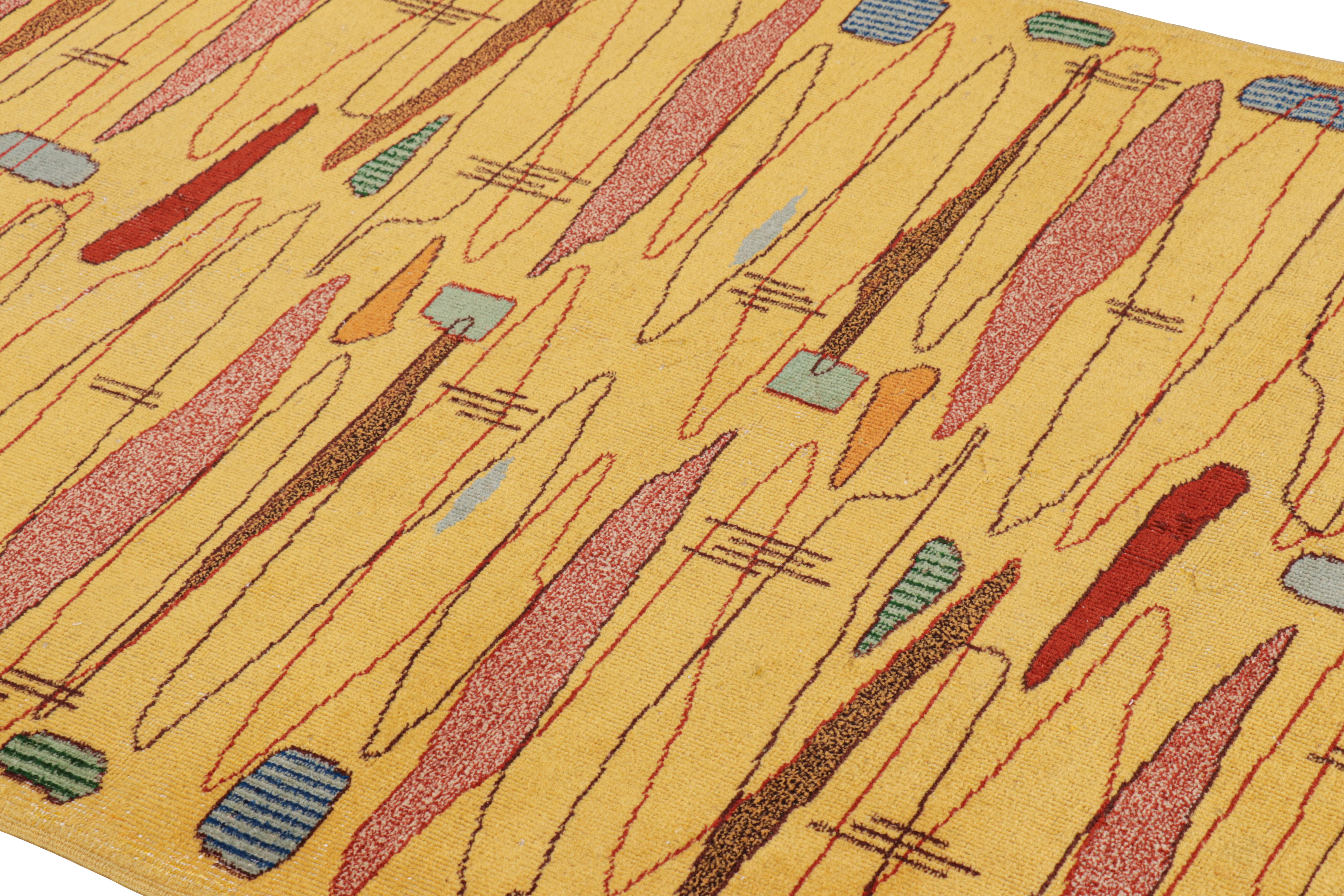 Annodato a mano in lana, questo tappeto vintage 4x7 originario della Turchia, risalente al 1960-1970 circa, è un pezzo molto speciale, caratterizzato da un design classico di metà secolo, leggero e rinfrescante, che crediamo provenga dal designer