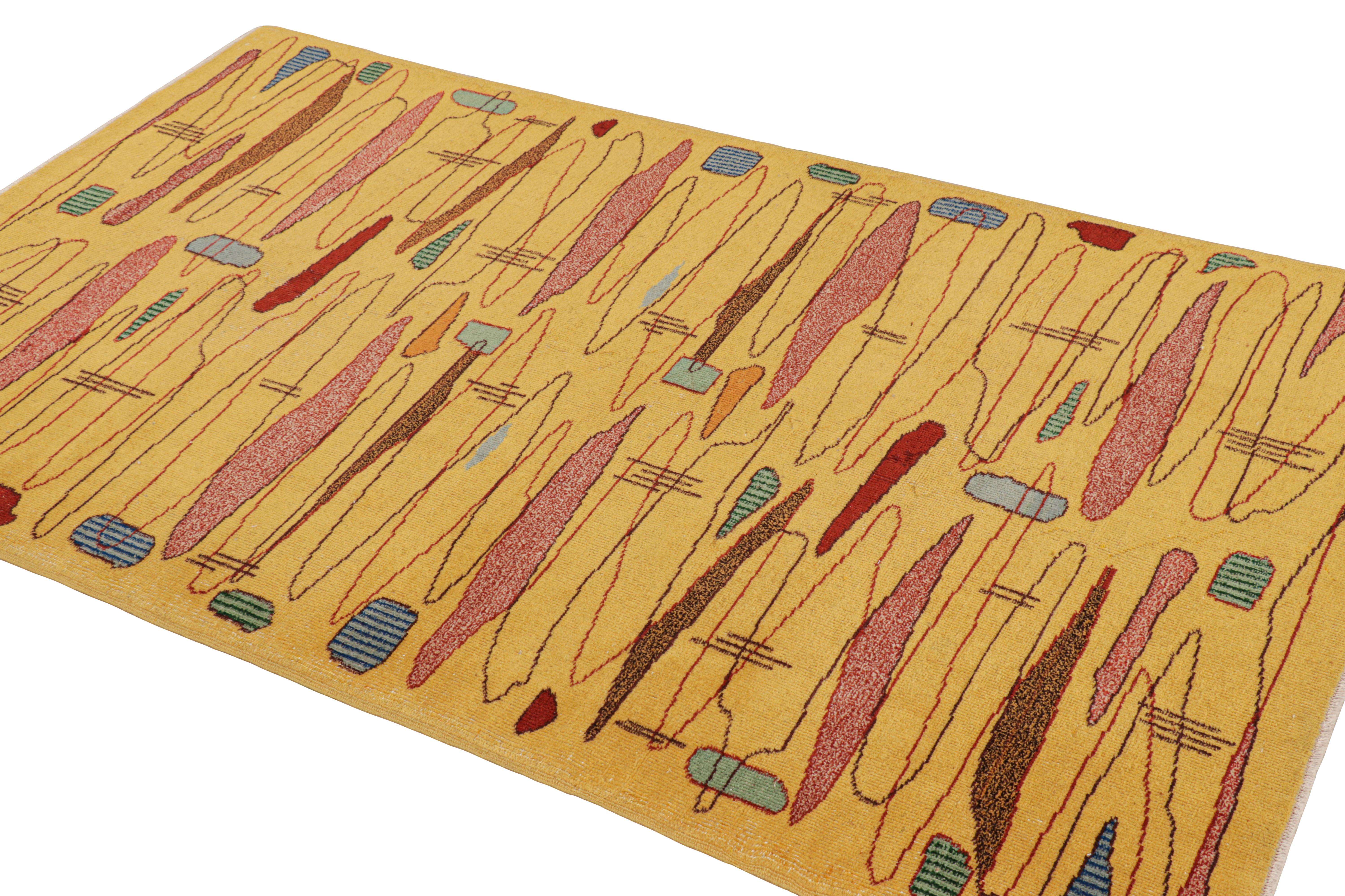 Annodato a mano Tappeto vintage Zeki Müren in oro con motivi geometrici, da Rug & Kilim in vendita