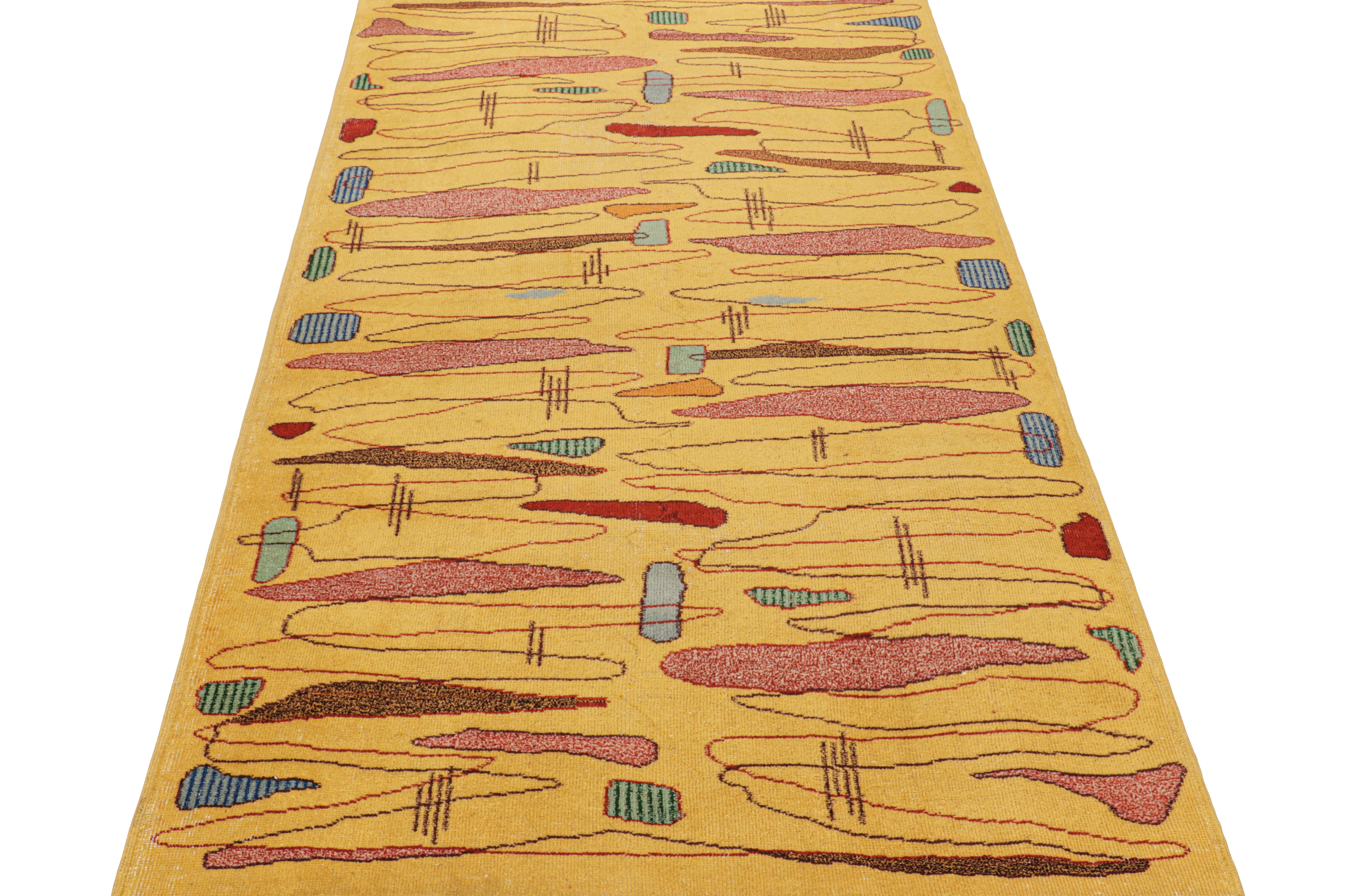 Tappeto vintage Zeki Müren in oro con motivi geometrici, da Rug & Kilim In condizioni buone in vendita a Long Island City, NY