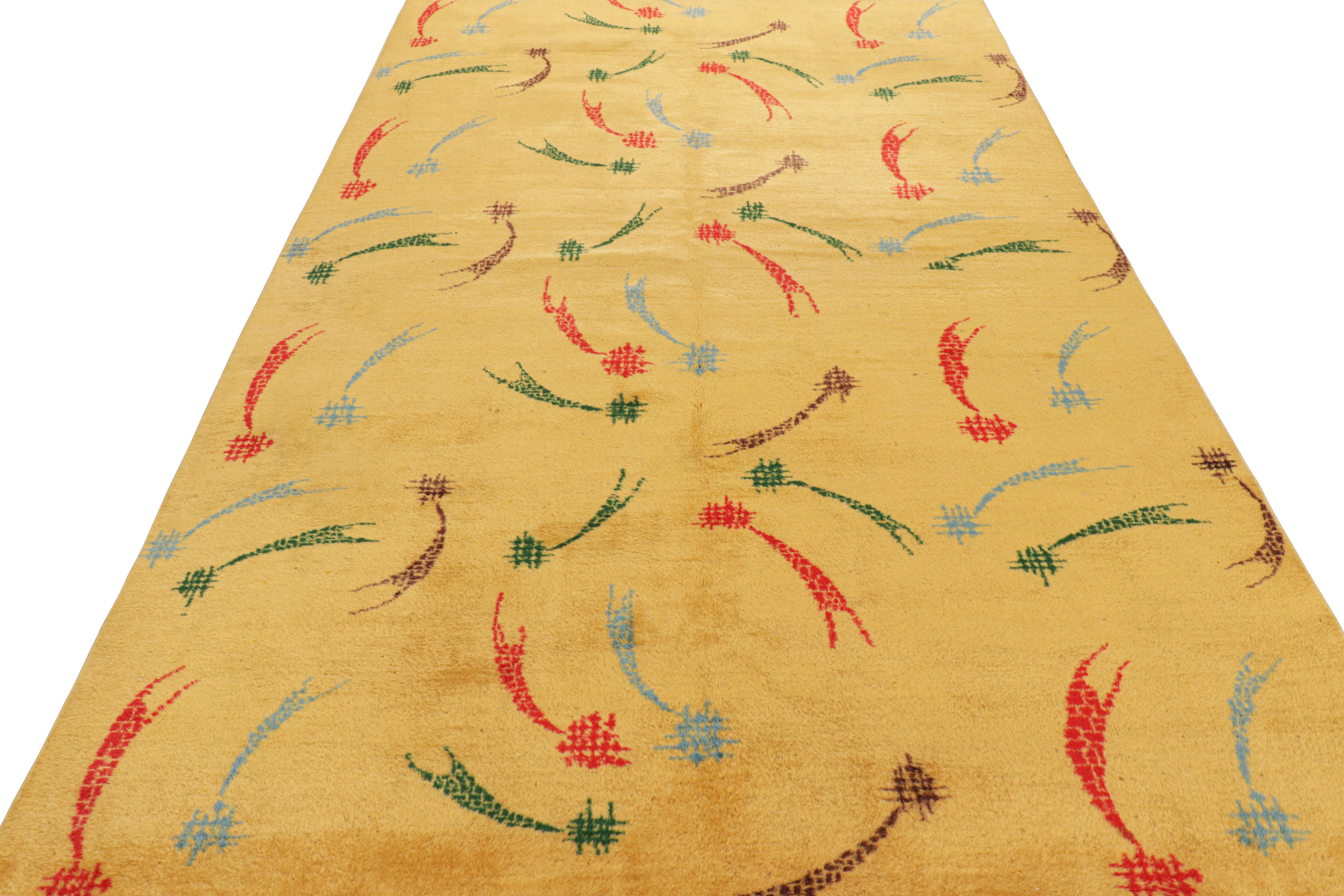 Alter Zeki Müren Teppich in Gold mit geometrischen Mustern, von Rug & Kilim im Zustand „Gut“ im Angebot in Long Island City, NY