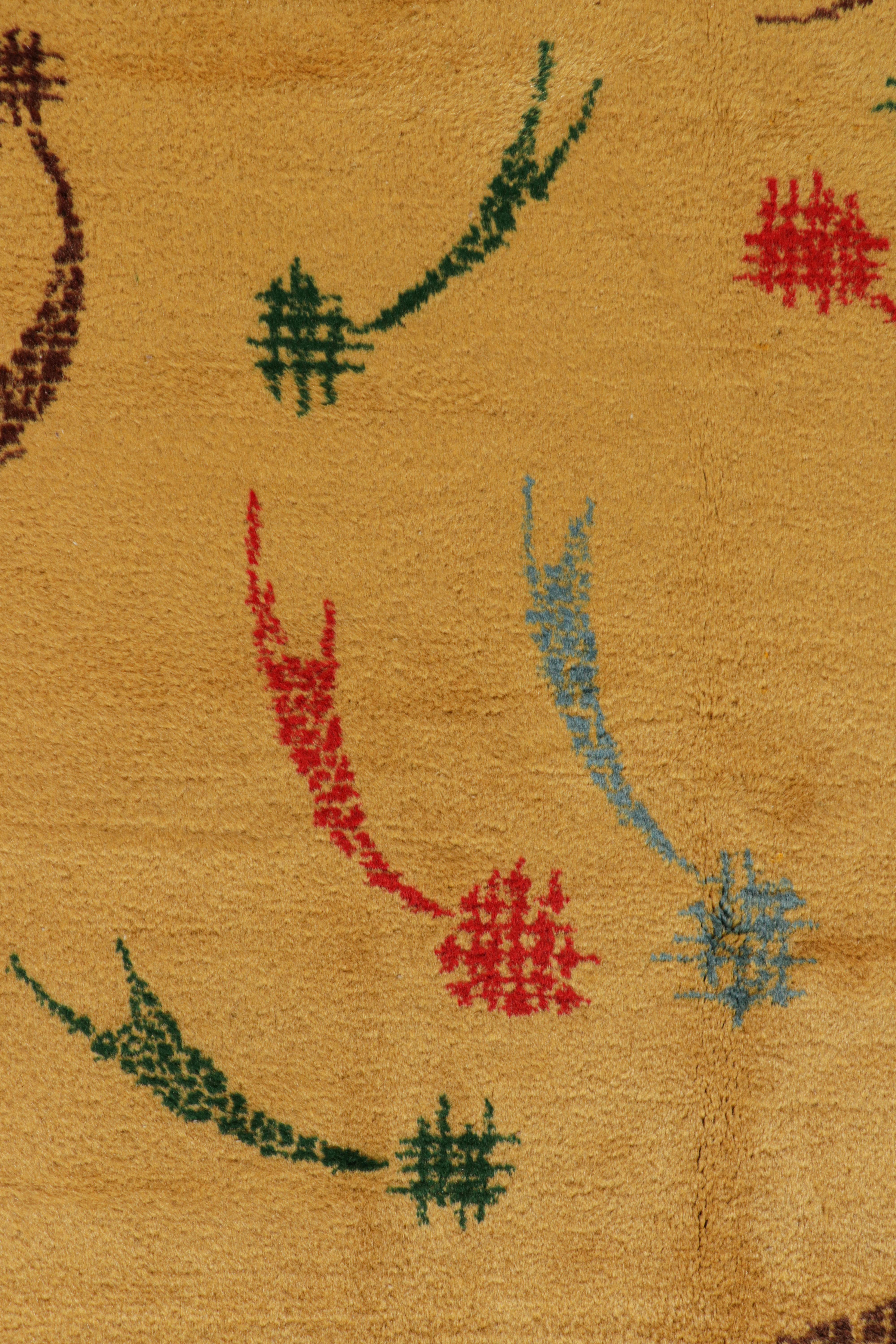 Alter Zeki Müren Teppich in Gold mit geometrischen Mustern, von Rug & Kilim (Mitte des 20. Jahrhunderts) im Angebot