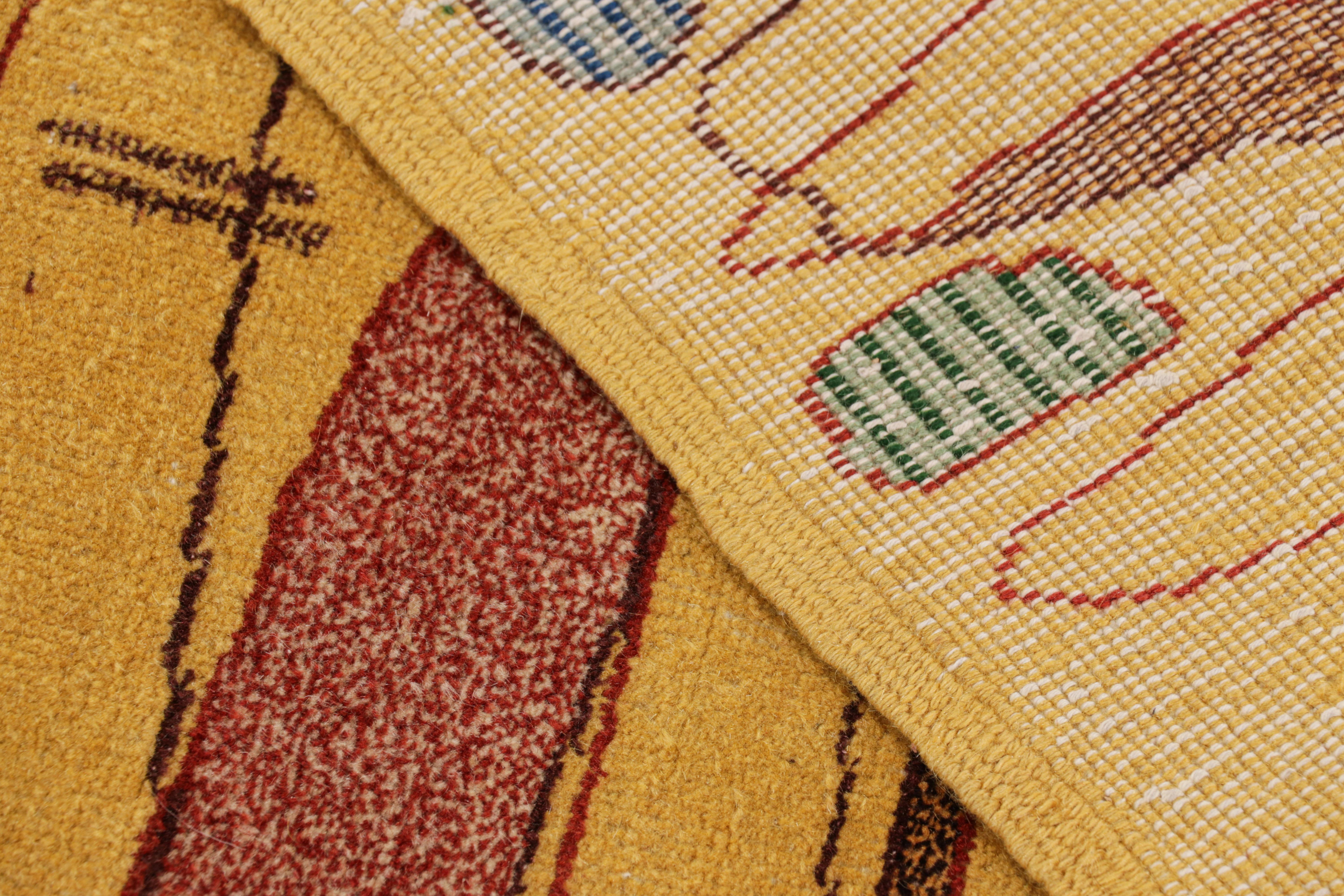 Lana Tappeto vintage Zeki Müren in oro con motivi geometrici, da Rug & Kilim in vendita