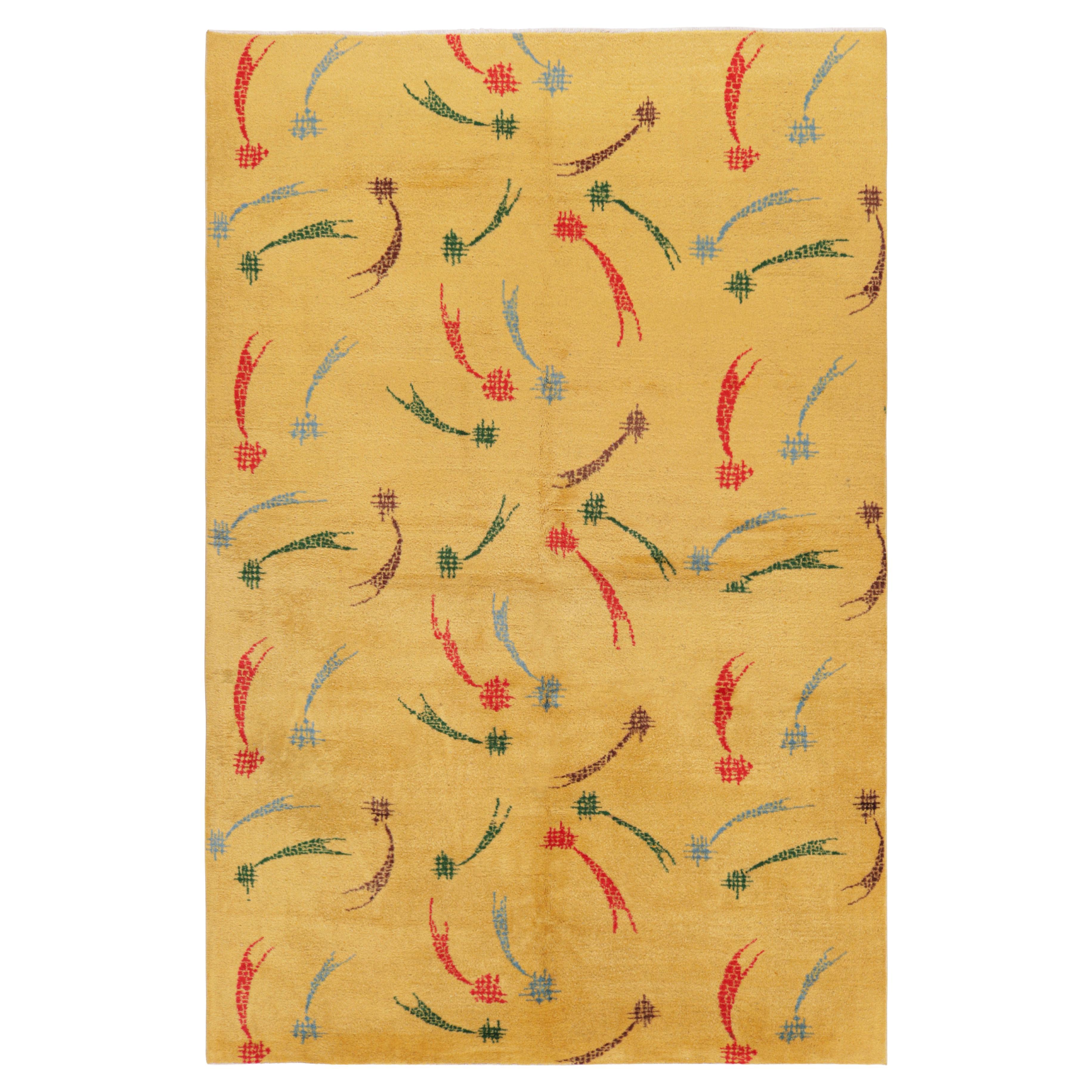 Tappeto vintage Zeki Müren in oro con motivi geometrici, da Rug & Kilim