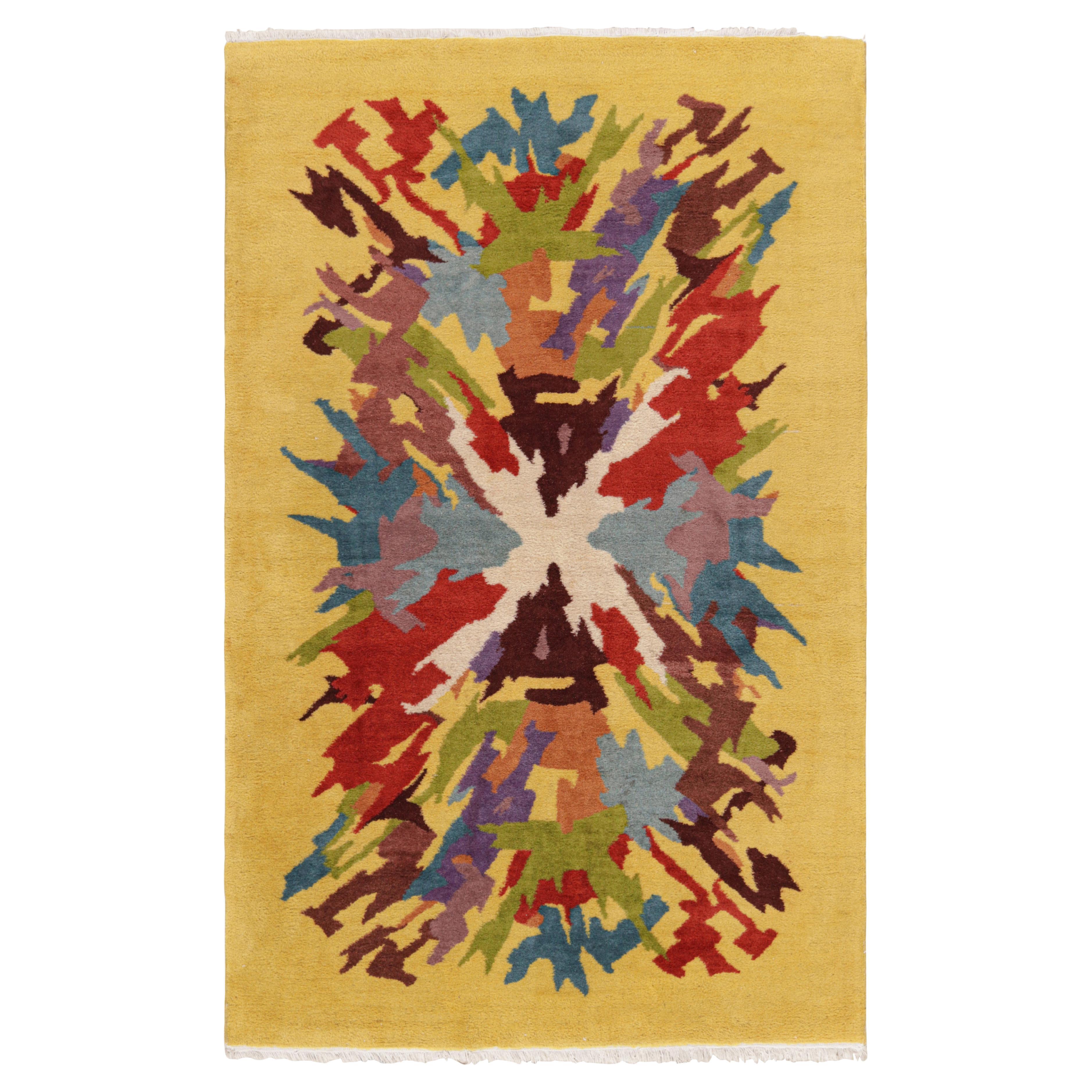 Alfombra vintage Zeki Müren dorada con vibrante dibujo abstracto, de Rug & Kilim