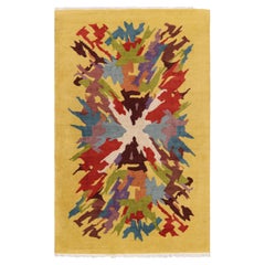 Alfombra vintage Zeki Müren dorada con vibrante dibujo abstracto, de Rug & Kilim