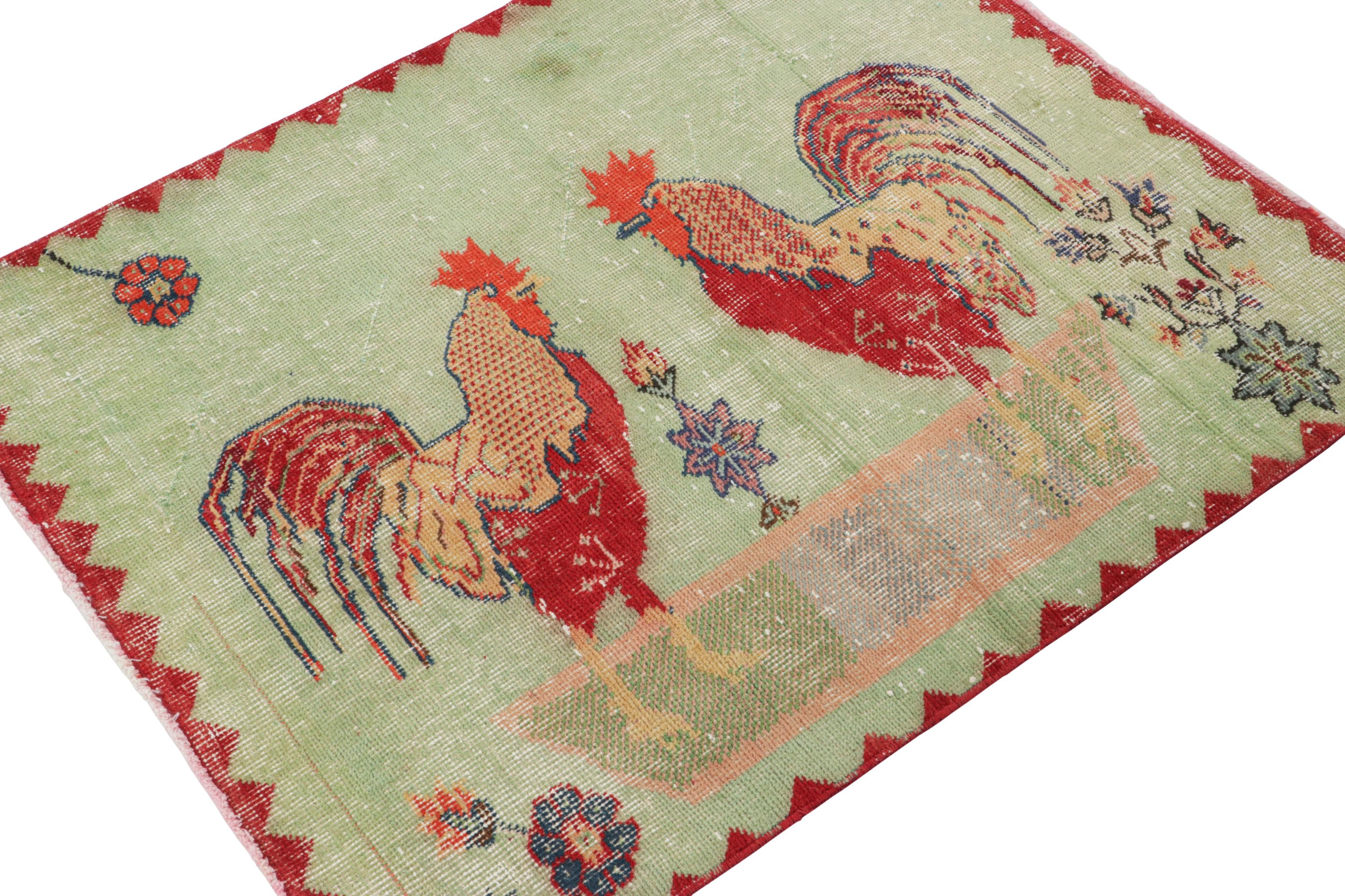 Vintage Zeki Müren Teppich in Grün, Rot, mit Hahn-Muster von Rug & Kilim (Türkisch) im Angebot