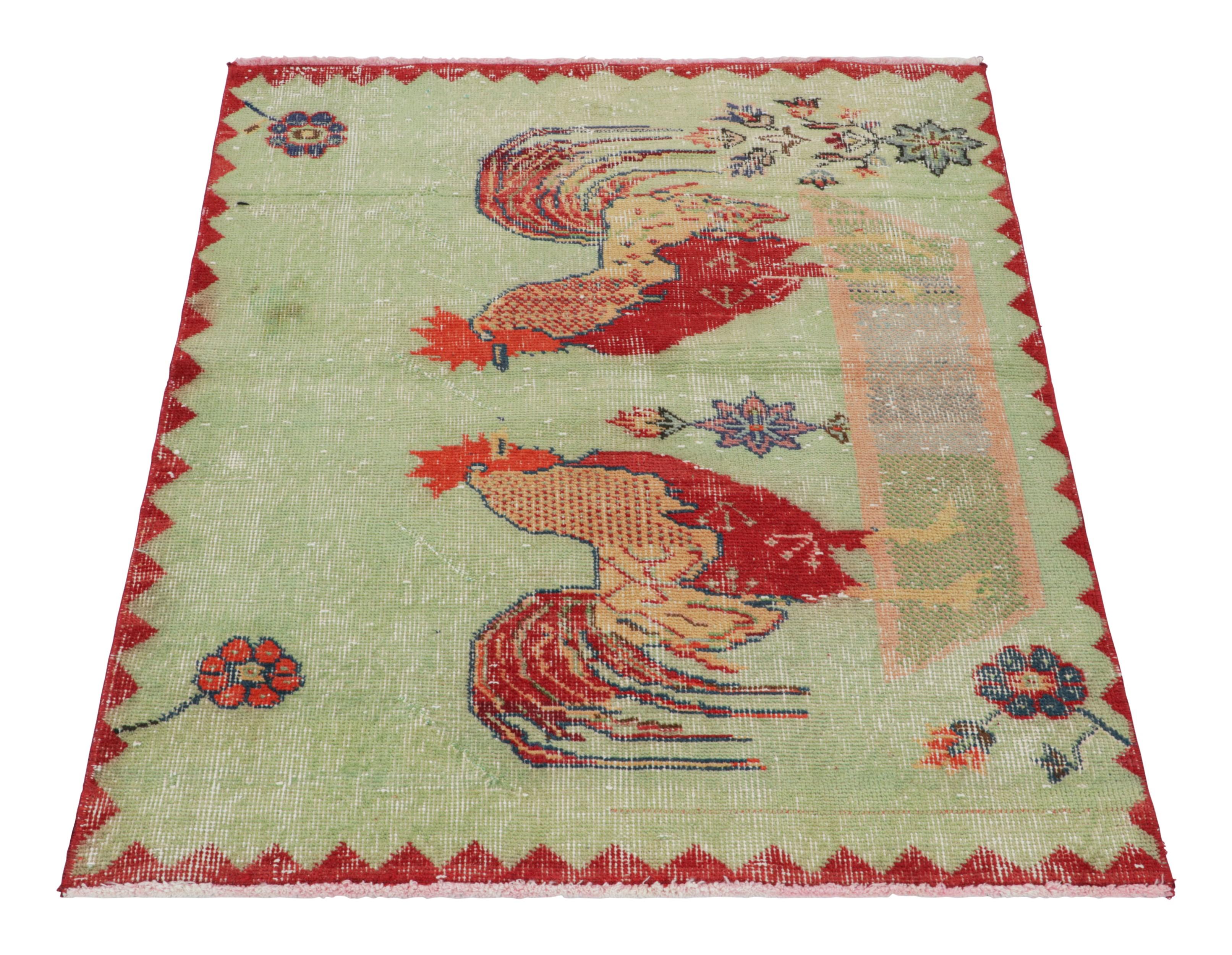 Vintage Zeki Müren Teppich in Grün, Rot, mit Hahn-Muster von Rug & Kilim (Handgeknüpft) im Angebot