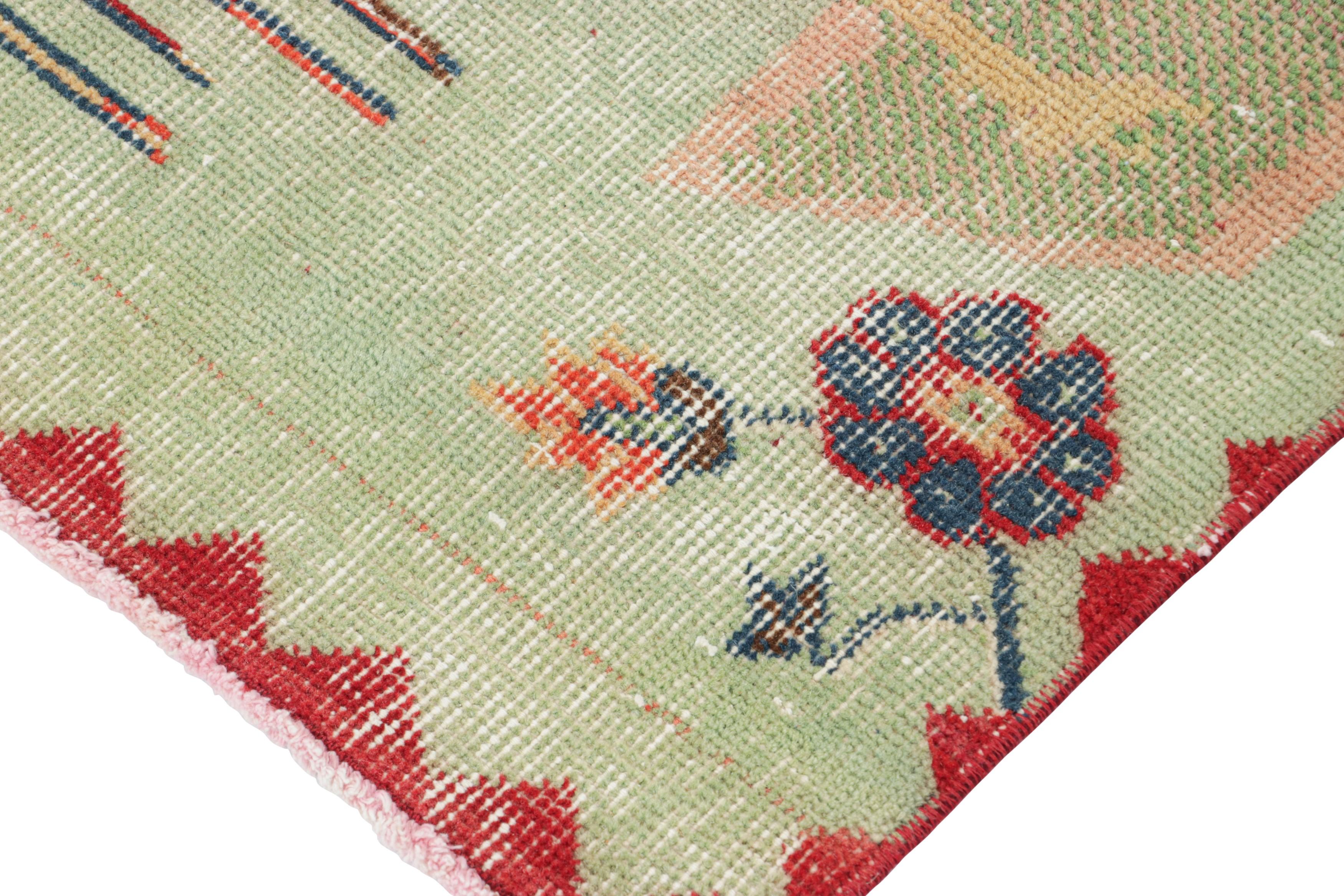 Vintage Zeki Müren Teppich in Grün, Rot, mit Hahn-Muster von Rug & Kilim im Zustand „Gut“ im Angebot in Long Island City, NY
