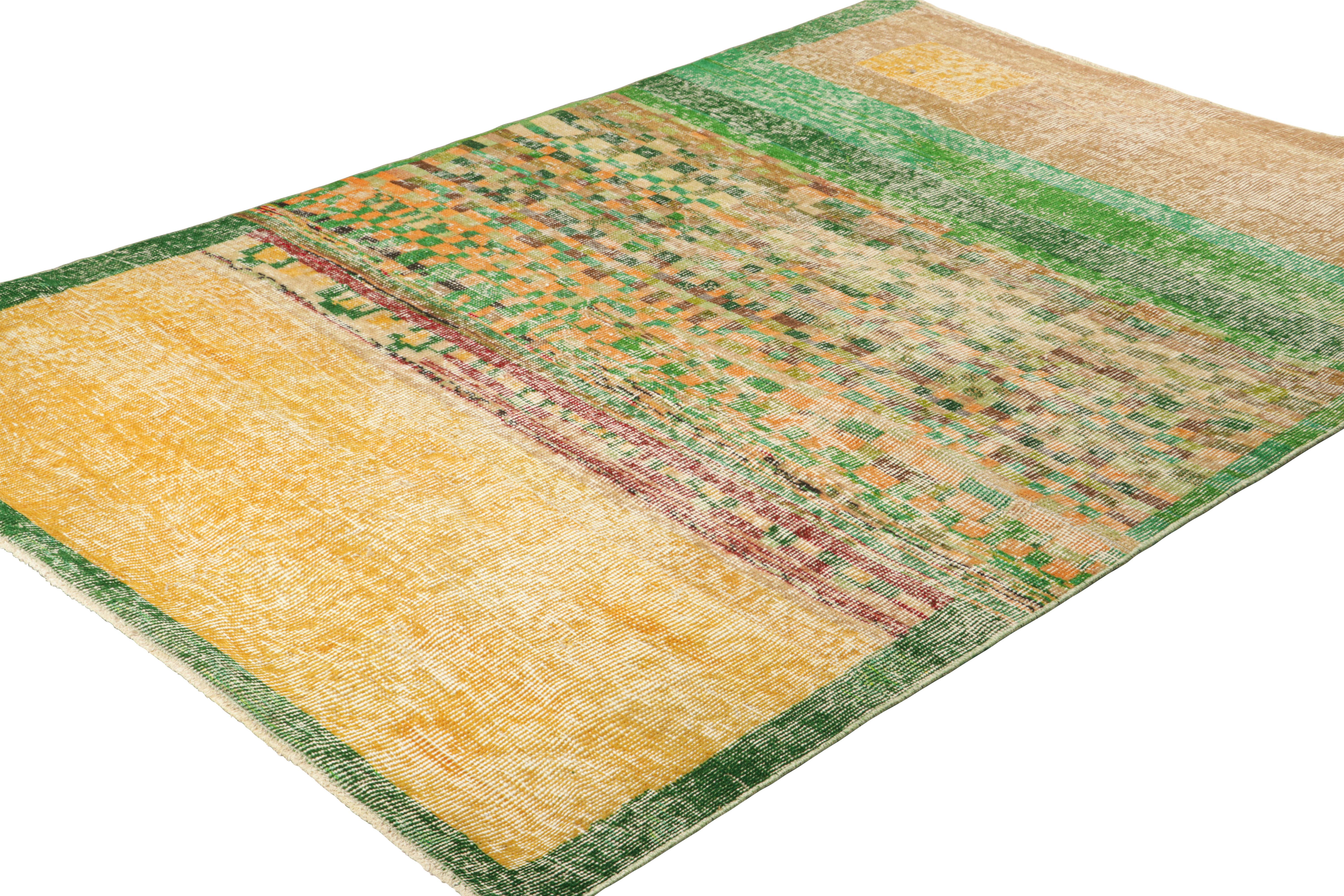 Vintage Zeki Müren Teppich in Grün mit abstraktem geometrischem Muster von Rug & Kilim (Handgeknüpft) im Angebot