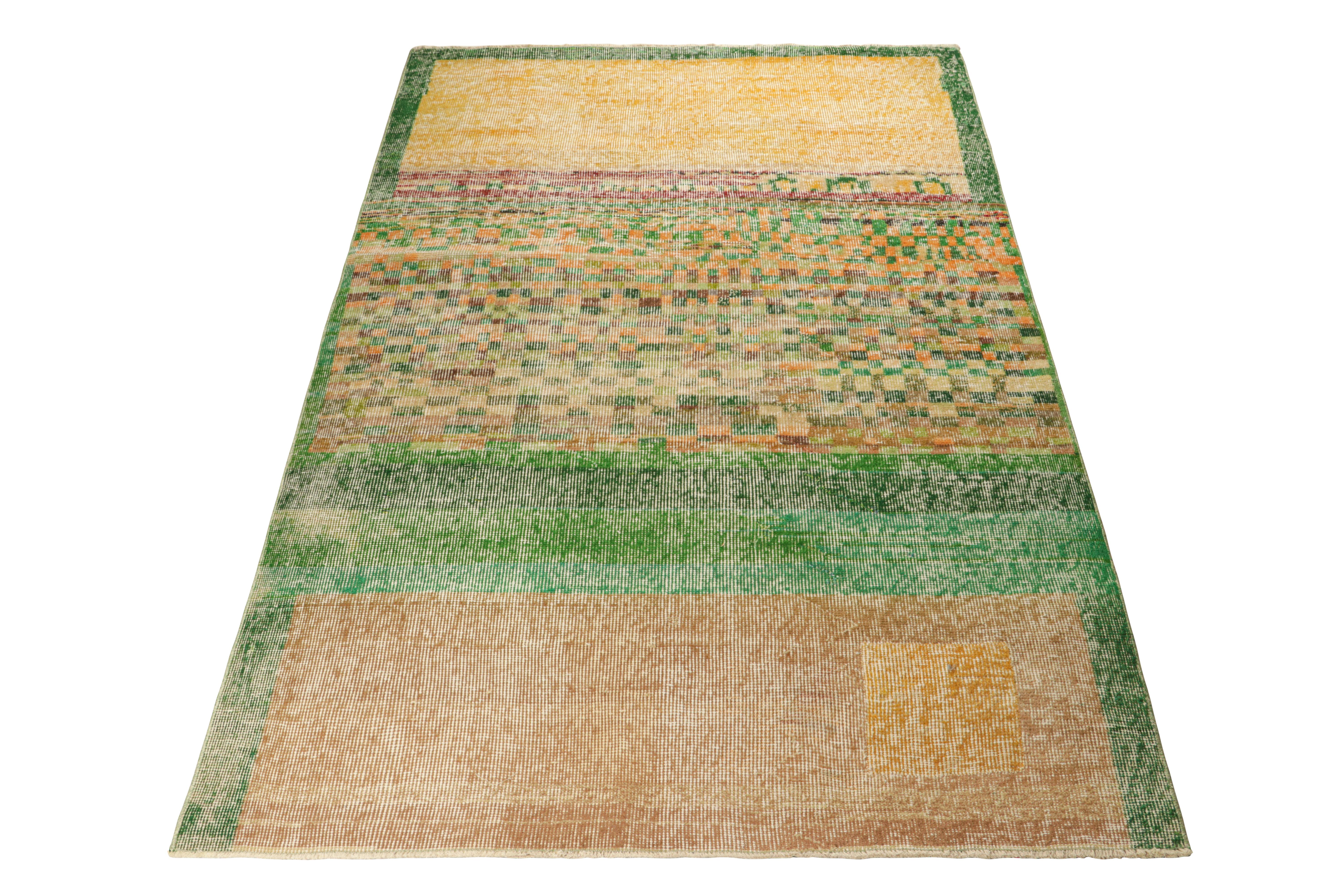 Vintage Zeki Müren Teppich in Grün mit abstraktem geometrischem Muster von Rug & Kilim im Zustand „Gut“ im Angebot in Long Island City, NY