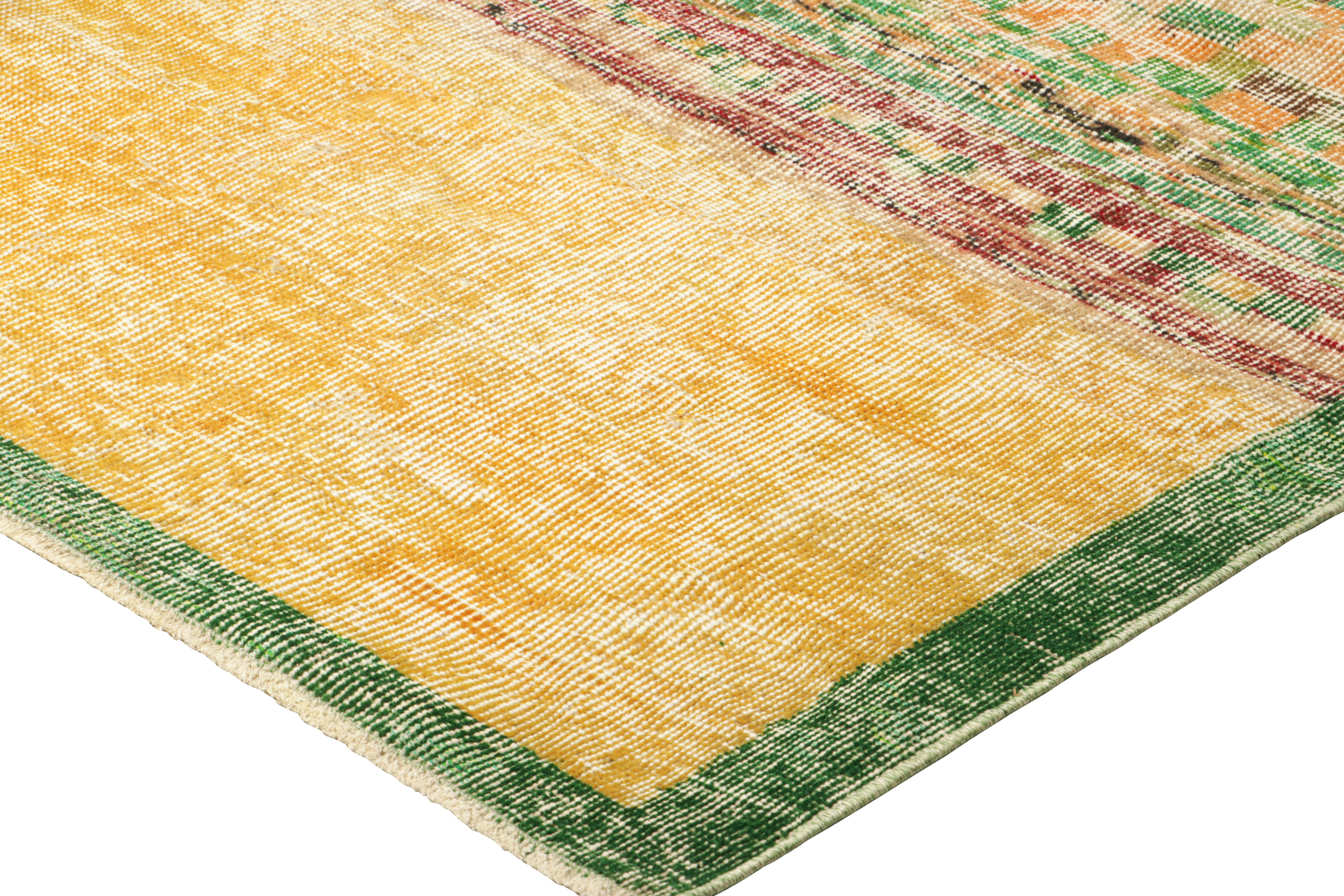 Vintage Zeki Müren Teppich in Grün mit abstraktem geometrischem Muster von Rug & Kilim (Mitte des 20. Jahrhunderts) im Angebot