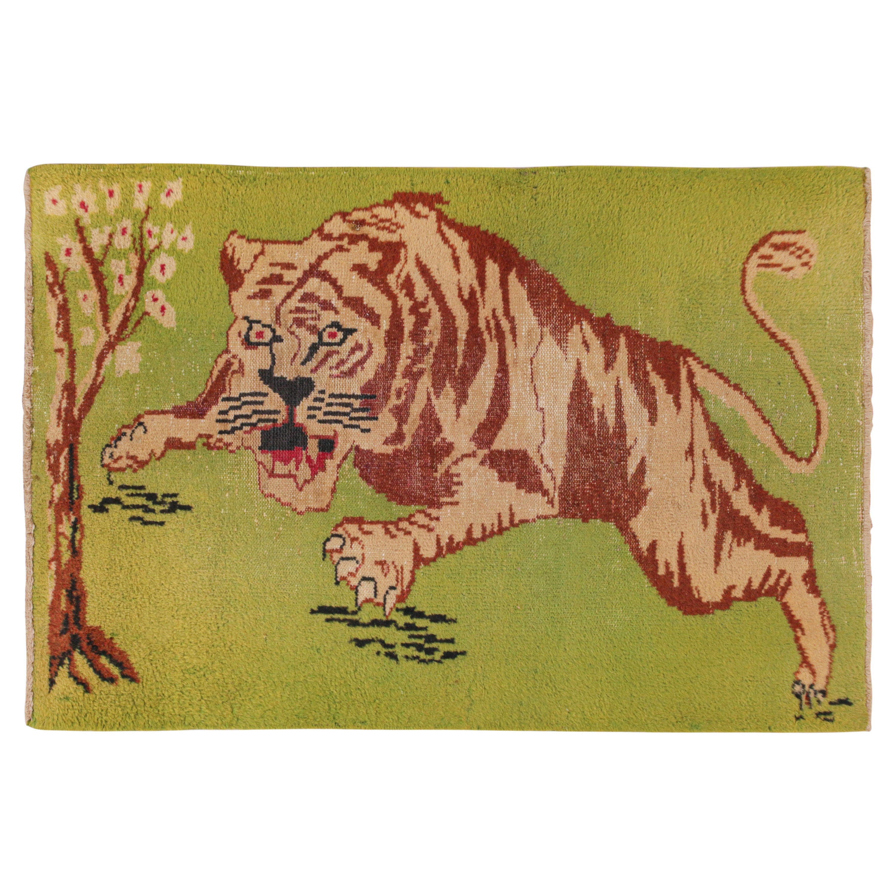 Vintage Zeki Müren Teppich in Grün mit beige-braunem Tiger-Motiv von Rug & Kilim