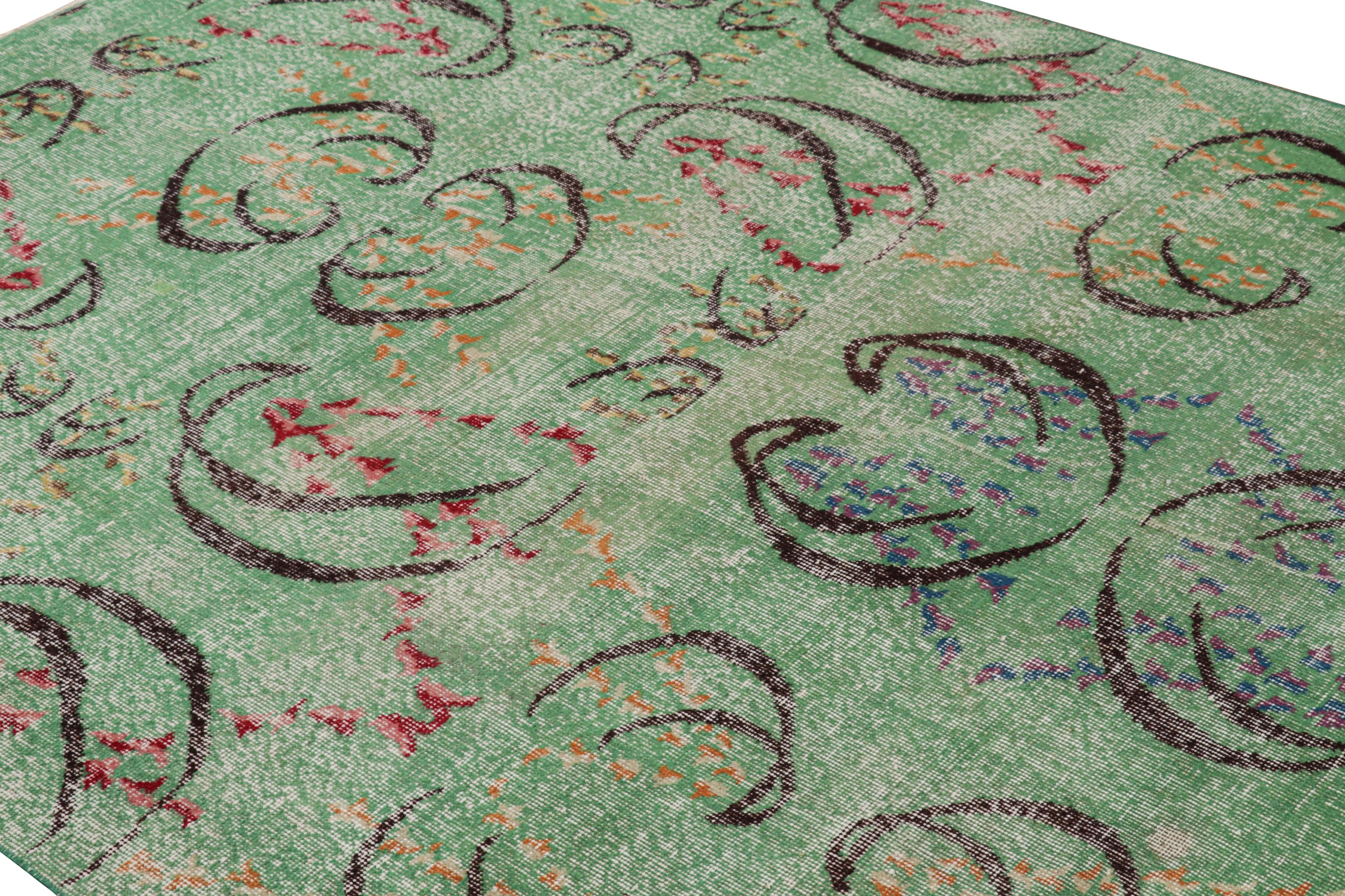 Dieser 6x8 große, handgeknüpfte Wollteppich aus der Türkei (ca. 1960-1970) von Zeki Müren ist eine einzigartige Ergänzung der Rug & Kilim Collection'S. Er zeichnet sich durch eine breite Palette an Farben und geometrischen Mustern auf dem Feld