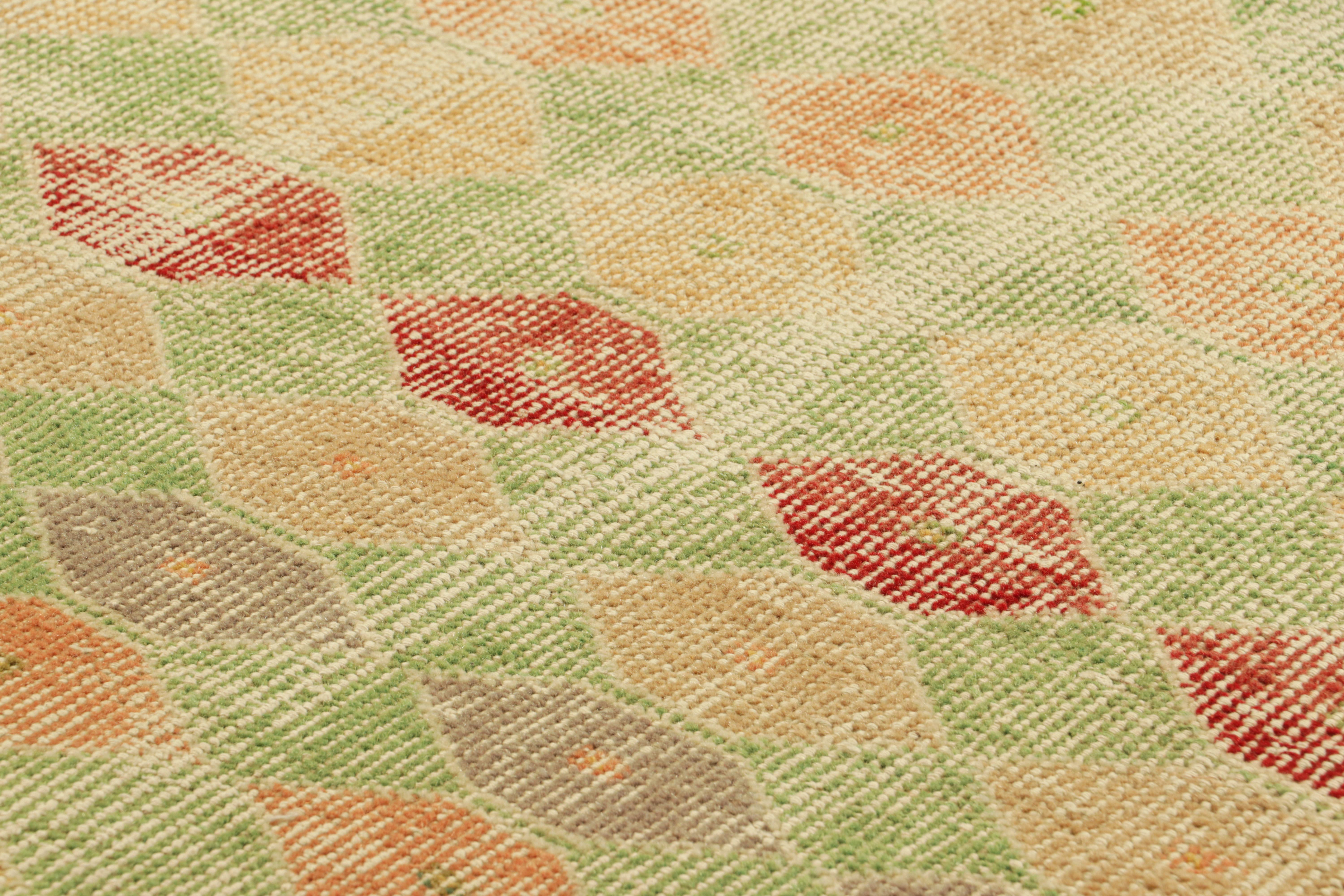 Dieser handgeknüpfte Wollteppich aus der Türkei (ca. 1960 - 1970) ist eine einzigartige Ergänzung der Rug & Kilim Collection'S. Er besticht durch seine Farben und geometrischen Muster auf dem Feld.

Über das Design: 

Bewunderer des Handwerks werden