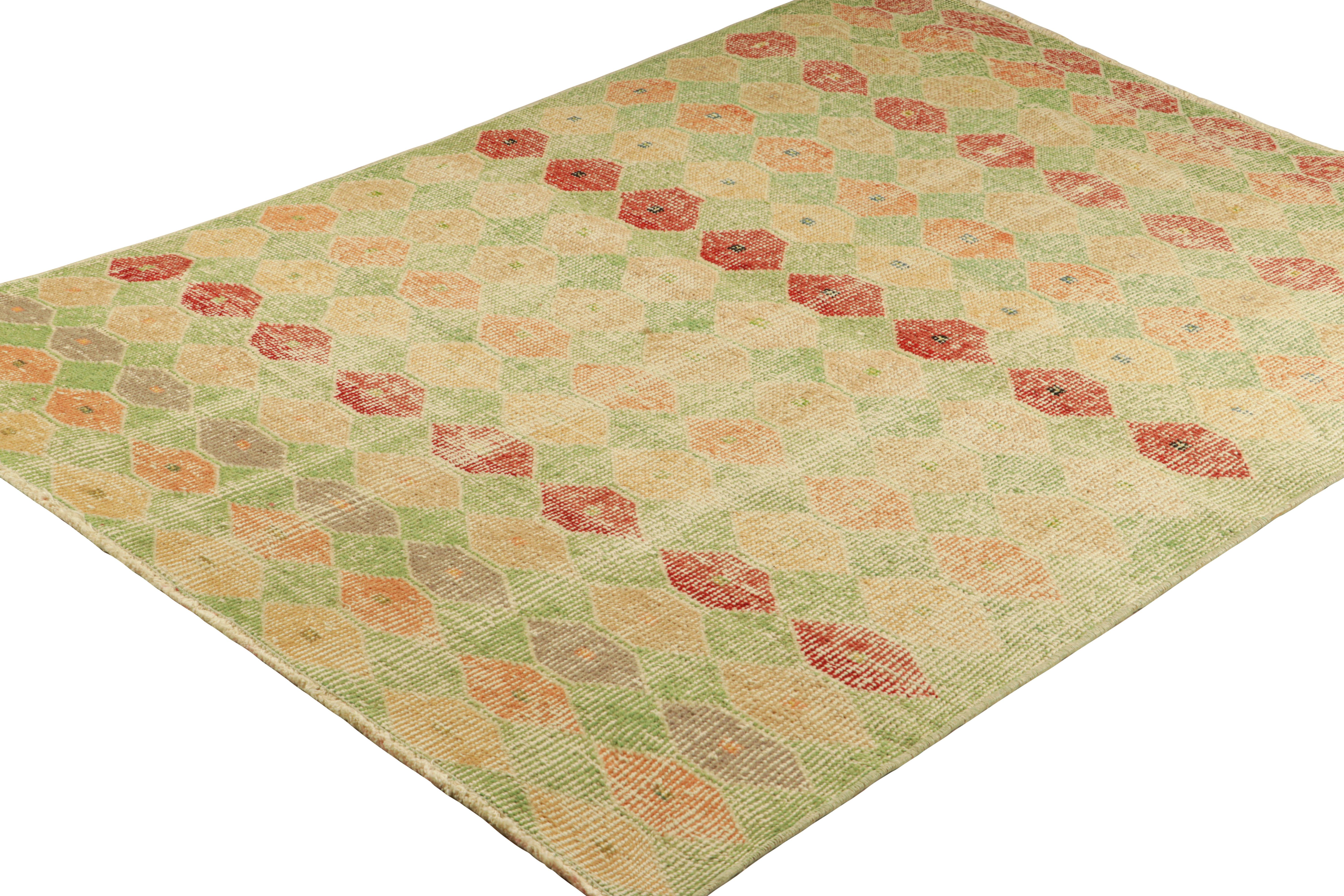 Vintage Zeki Müren Teppich in Grün mit buntem geometrischem Muster von Rug & Kilim (Türkisch) im Angebot