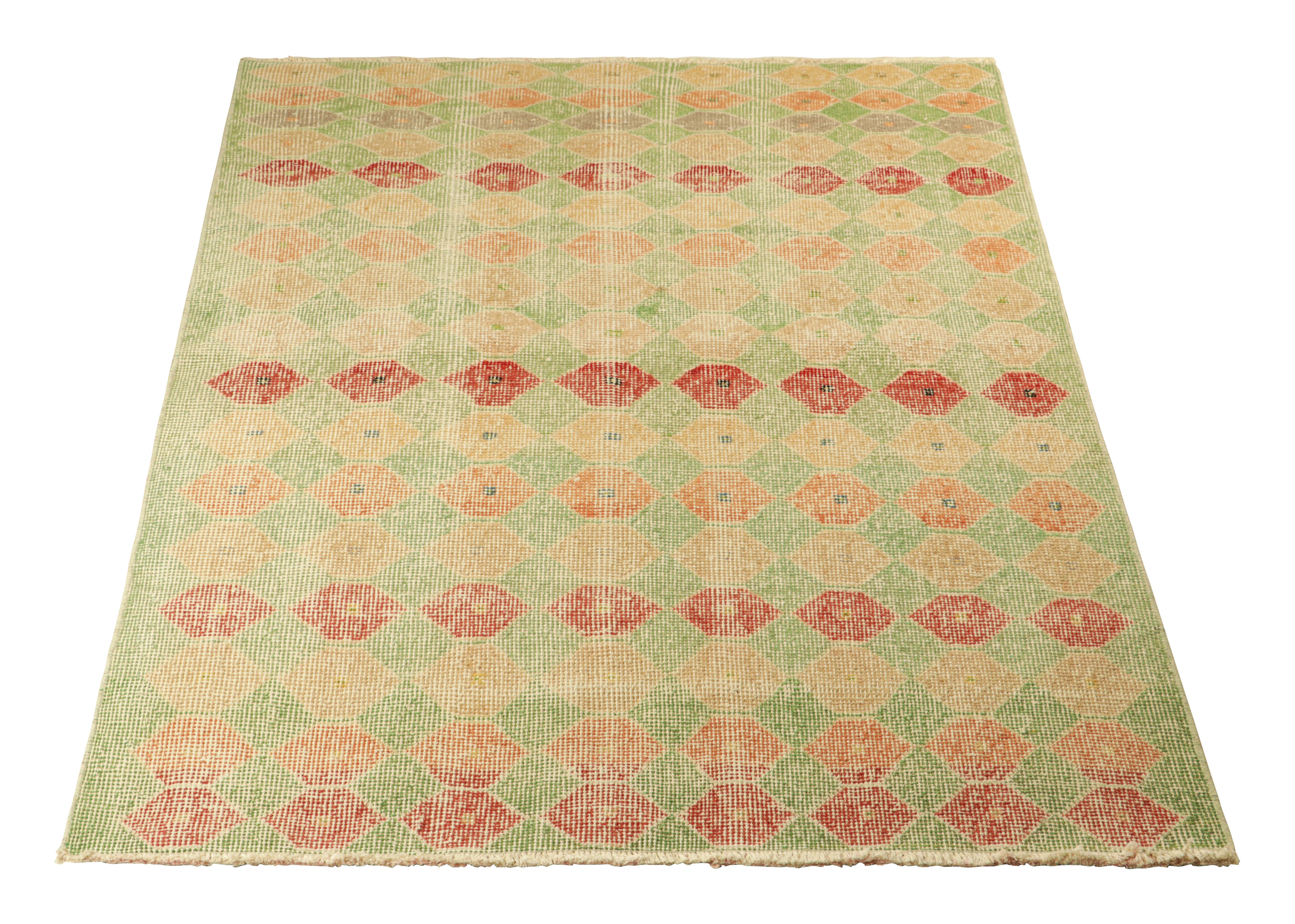 Vintage Zeki Müren Teppich in Grün mit buntem geometrischem Muster von Rug & Kilim (Handgeknüpft) im Angebot