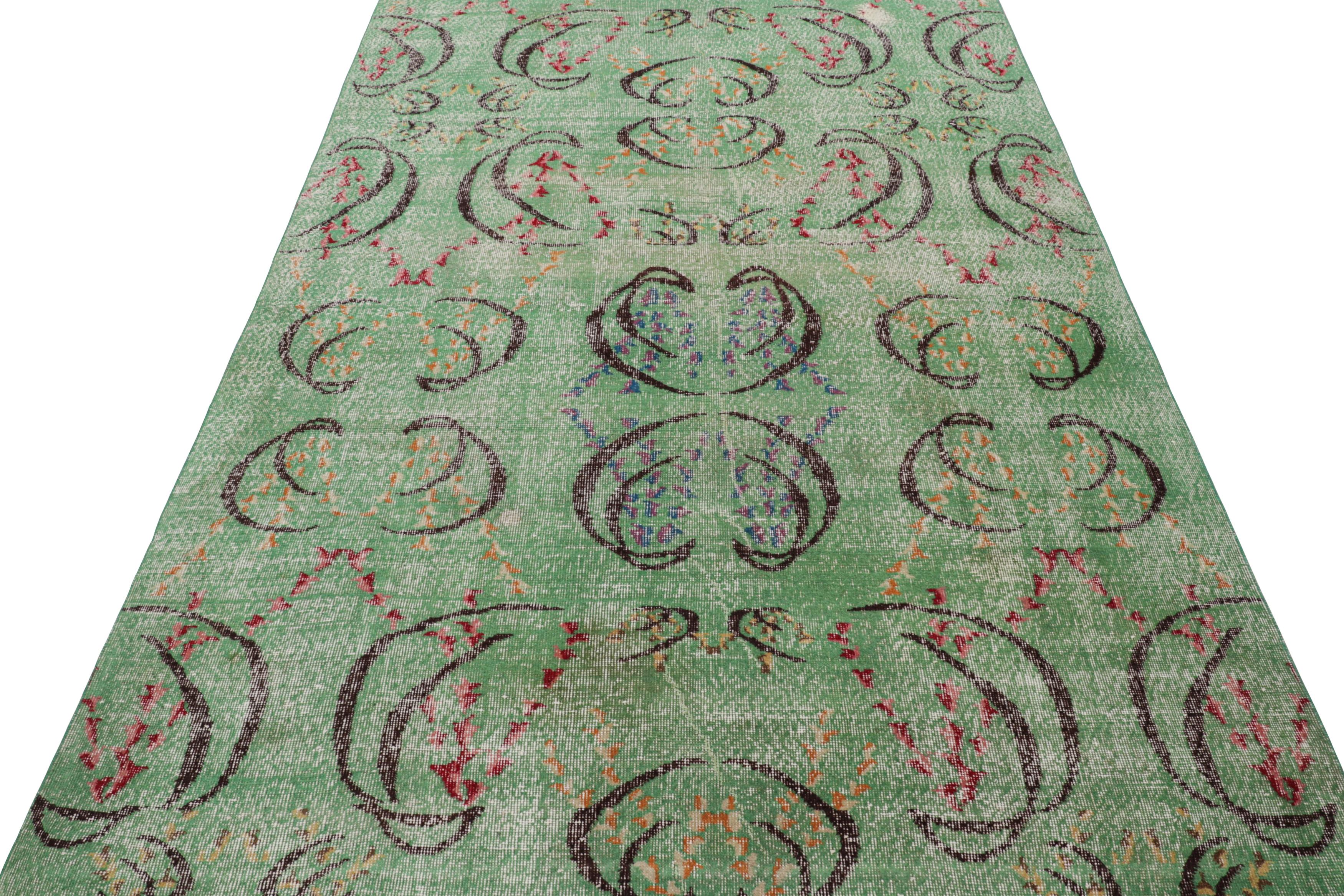 Vintage Zeki Müren Teppich in Grün mit buntem geometrischem Muster von Rug & Kilim im Zustand „Gut“ im Angebot in Long Island City, NY