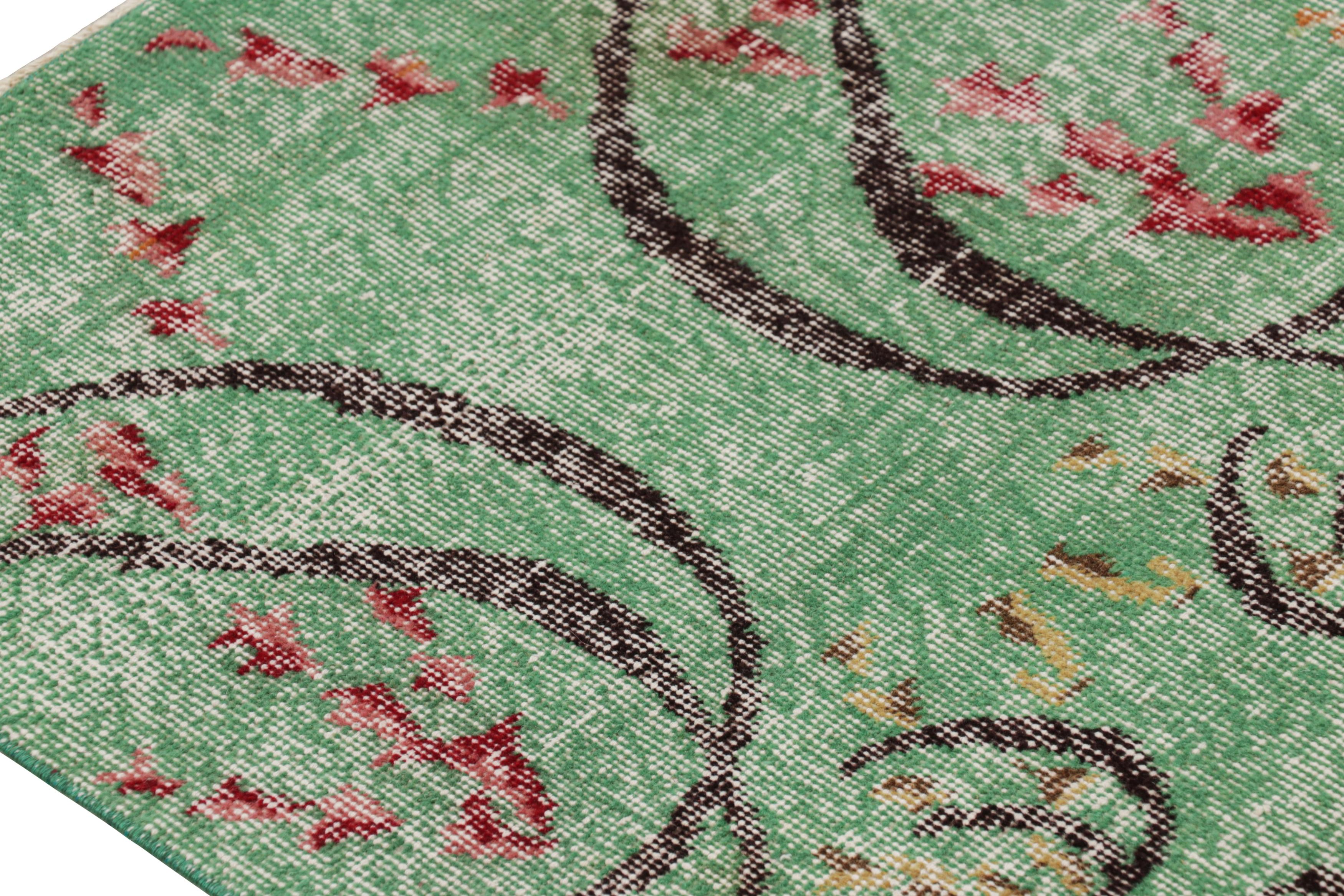 Vintage Zeki Müren Teppich in Grün mit buntem geometrischem Muster von Rug & Kilim (Mitte des 20. Jahrhunderts) im Angebot