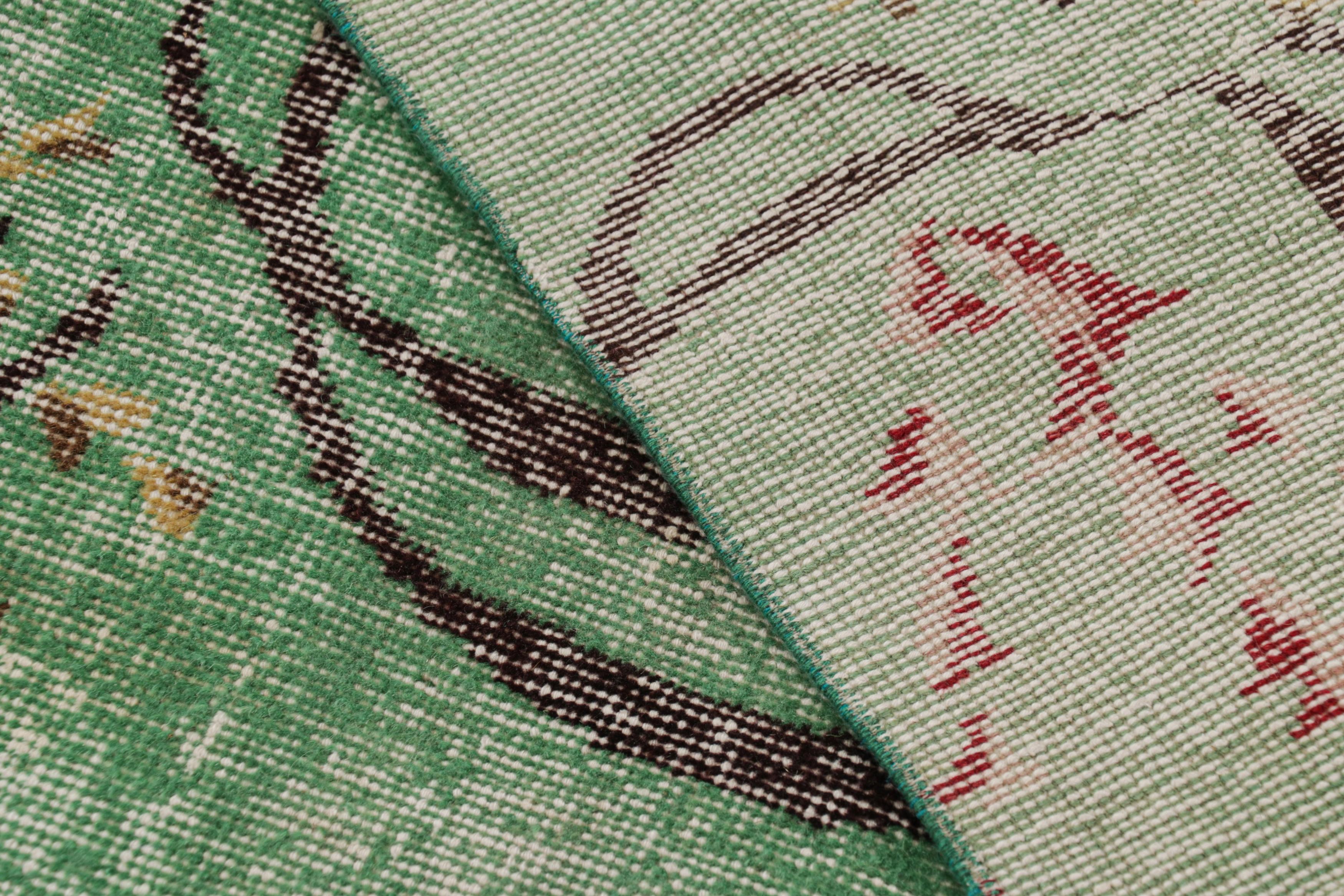 Vintage Zeki Müren Teppich in Grün mit buntem geometrischem Muster von Rug & Kilim im Angebot 1