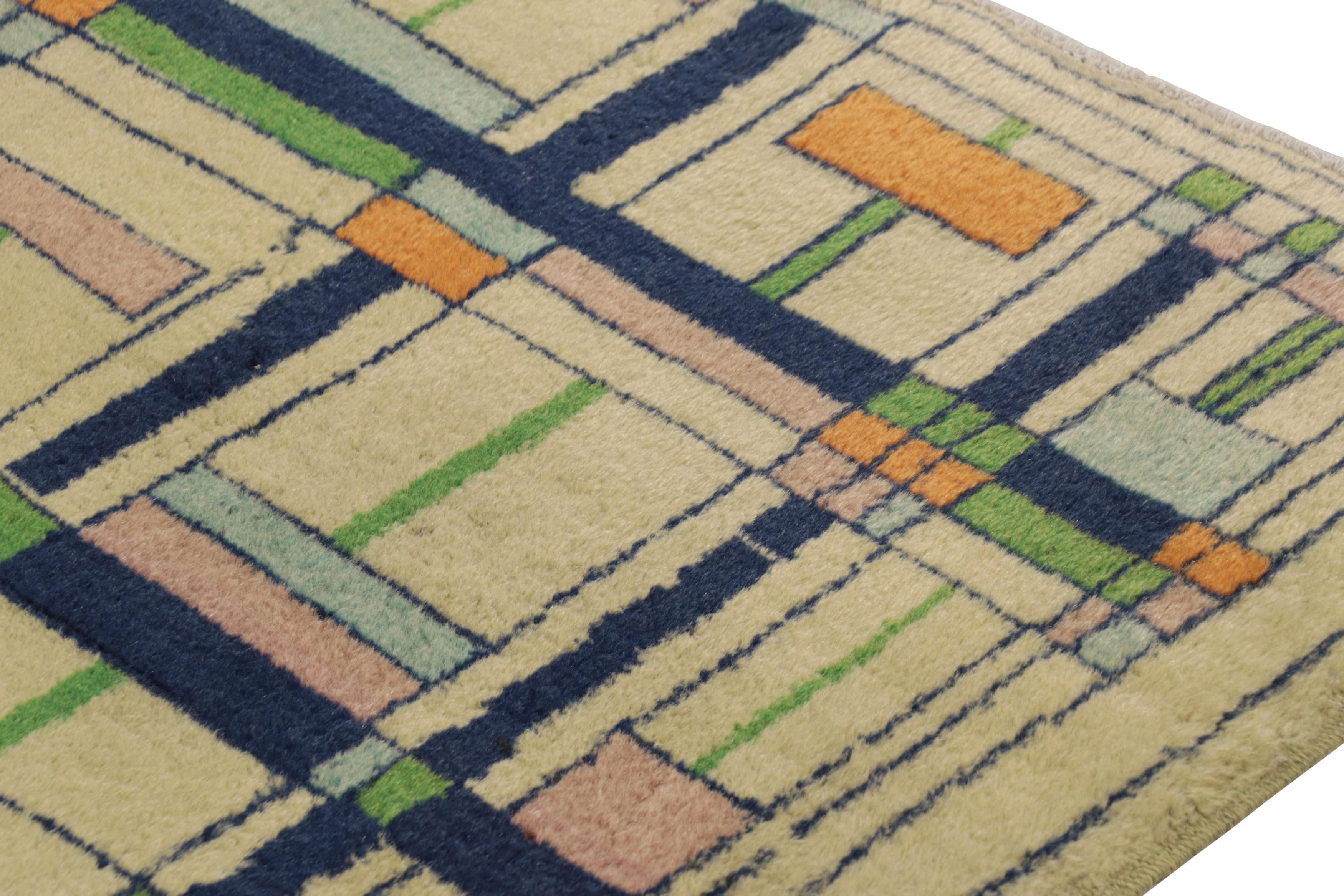Vintage By Zeki Müren Teppich in Grün mit buntem geometrischem Muster - Rug & Kilim (Mitte des 20. Jahrhunderts) im Angebot