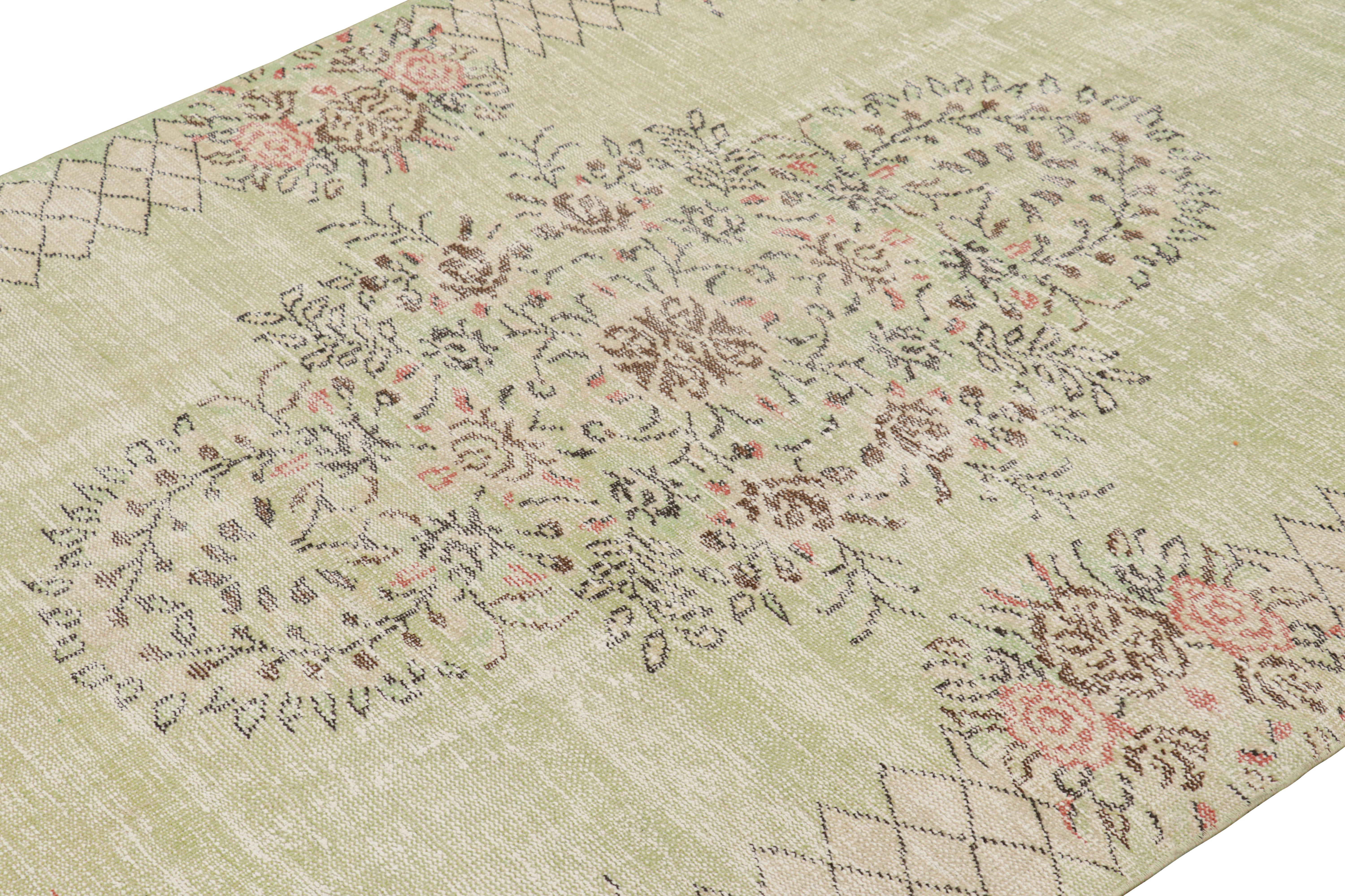 Annodato a mano in lana e proveniente dalla Turchia intorno al 1960-1970, questo tappeto vintage Zeki Müren 5x9 è un'aggiunta unica alla Rug & Kilim Collection, caratterizzata da un design di ispirazione europea in verde con medaglioni e disegni