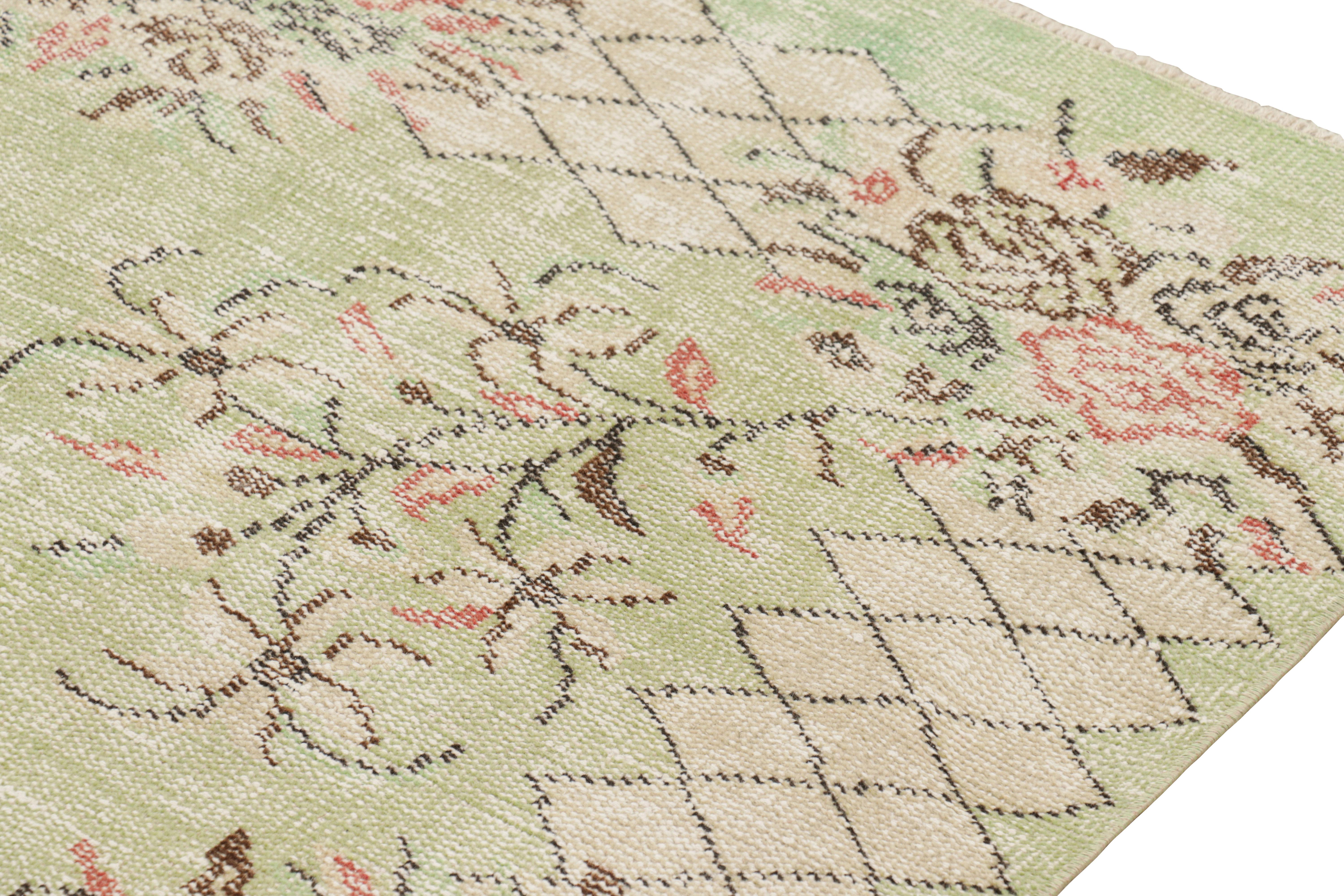 Turco Tappeto vintage Zeki Müren in verde con medaglione floreale, da Rug & Kilim in vendita