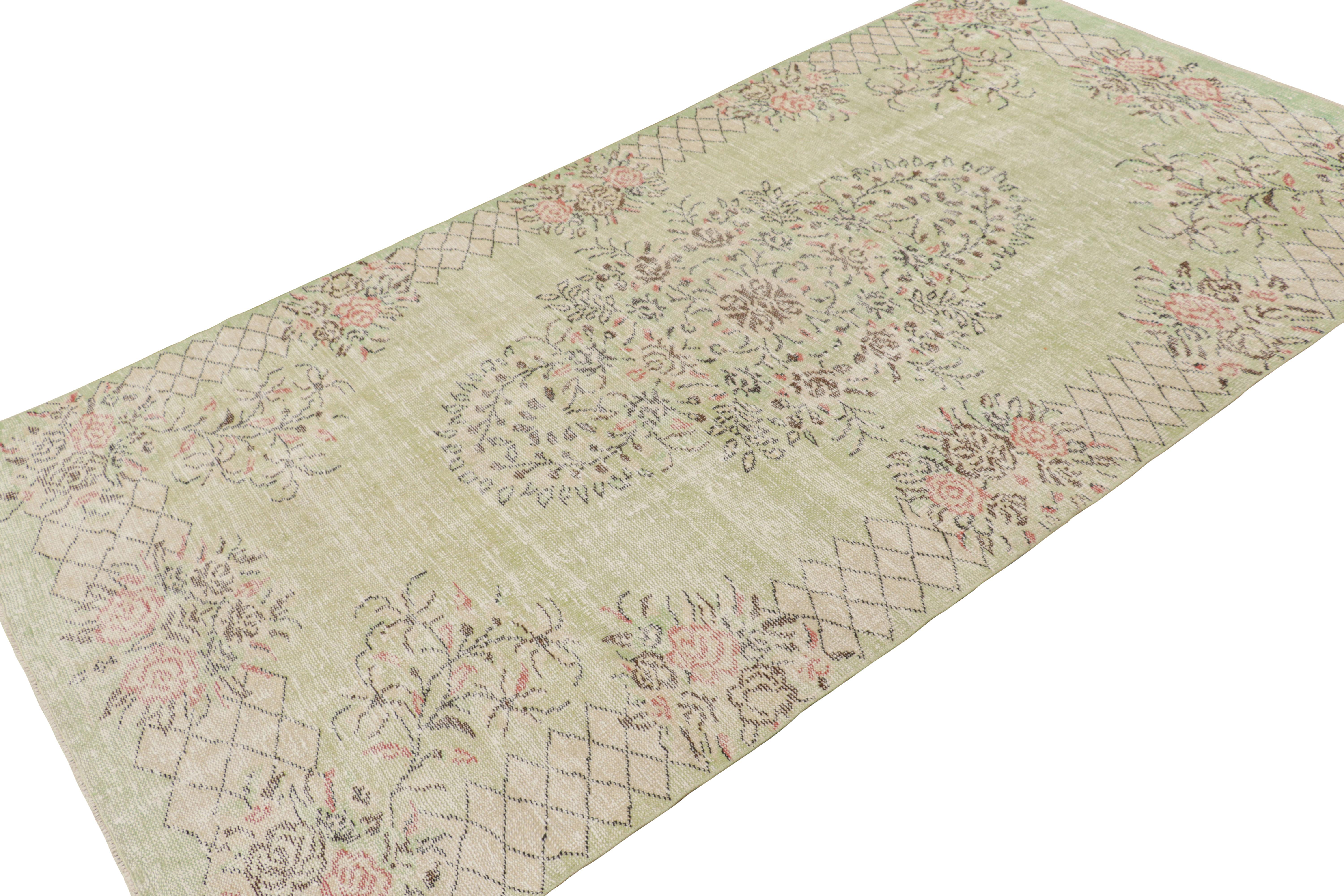 Annodato a mano Tappeto vintage Zeki Müren in verde con medaglione floreale, da Rug & Kilim in vendita