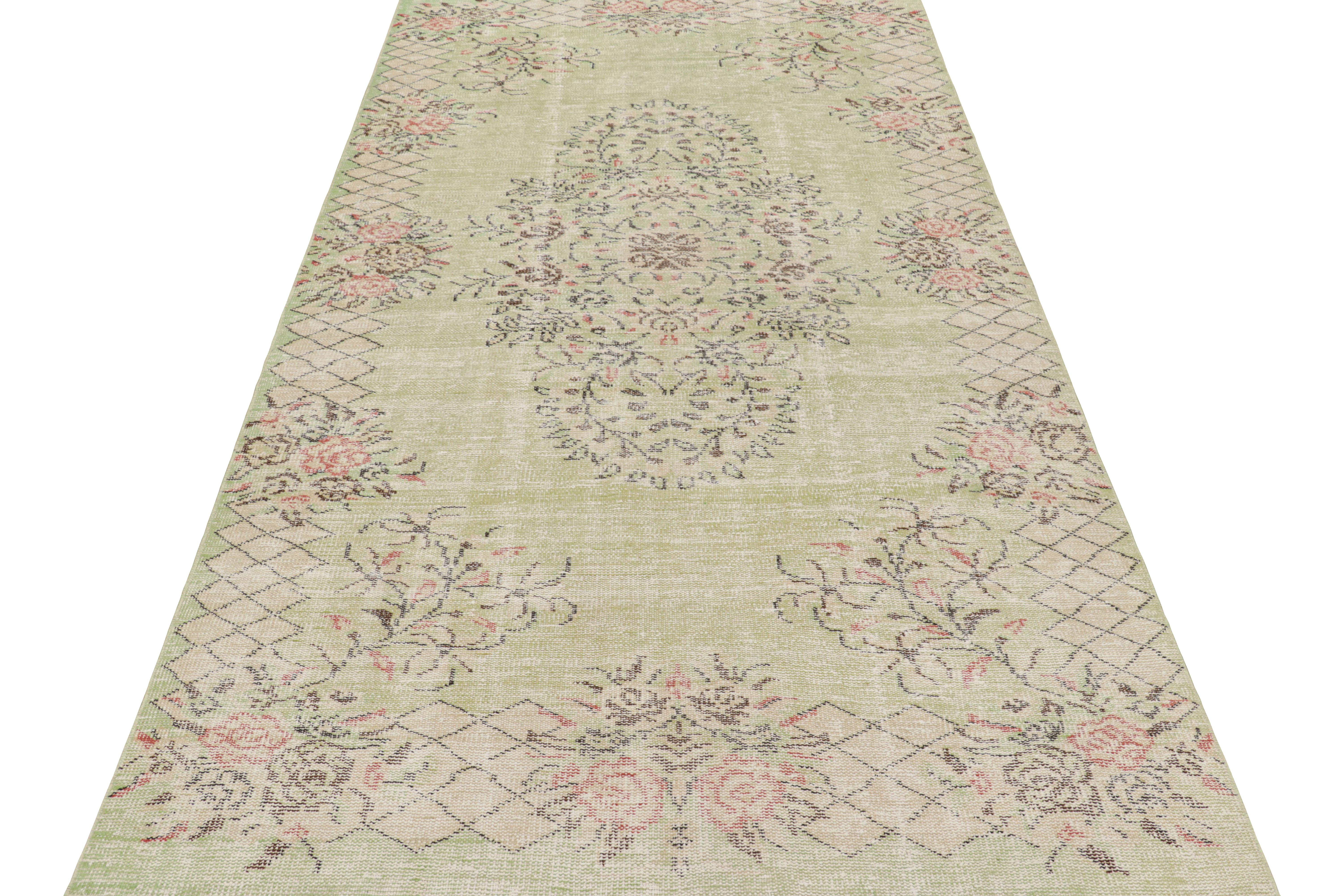 Tappeto vintage Zeki Müren in verde con medaglione floreale, da Rug & Kilim In condizioni buone in vendita a Long Island City, NY