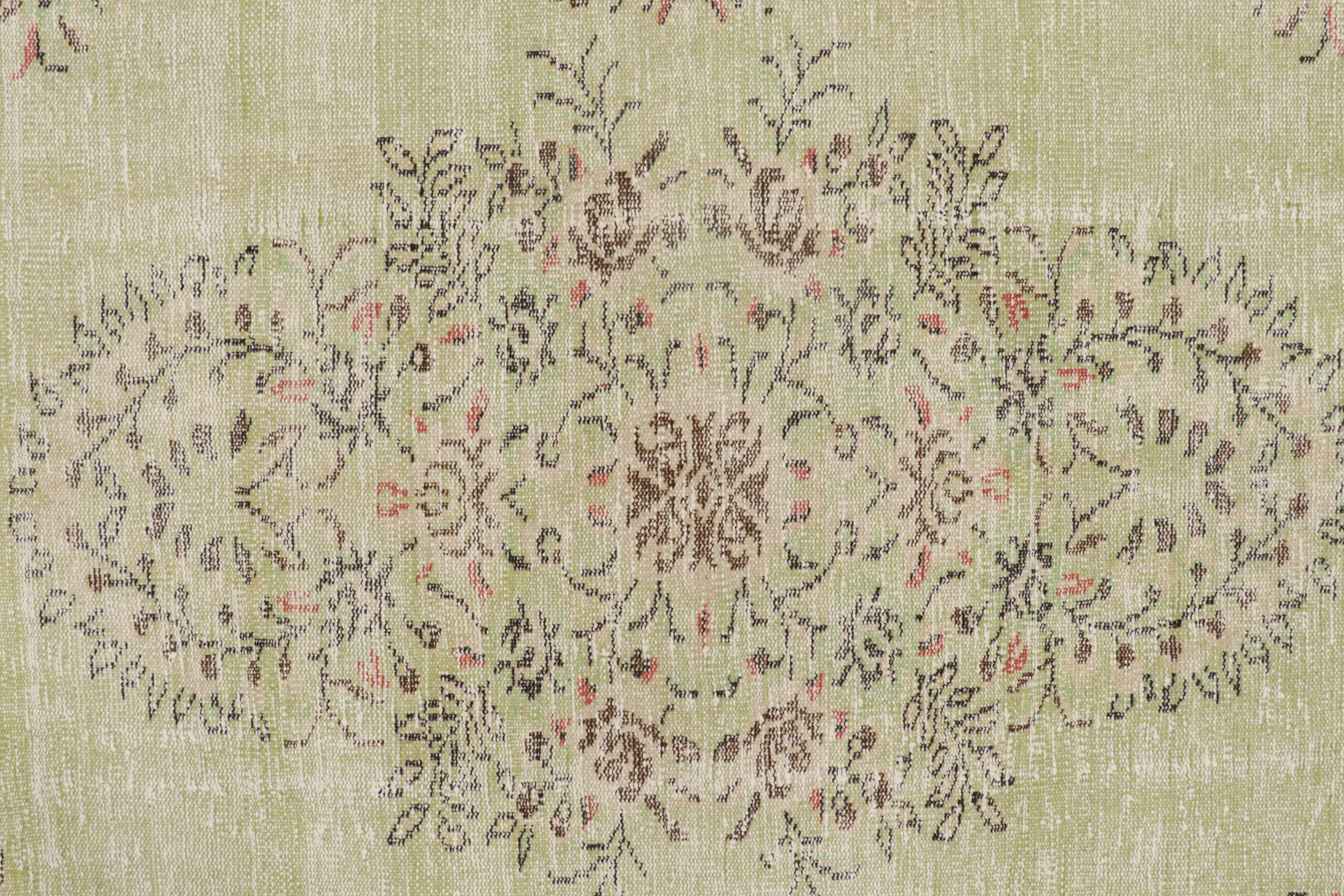 Metà XX secolo Tappeto vintage Zeki Müren in verde con medaglione floreale, da Rug & Kilim in vendita