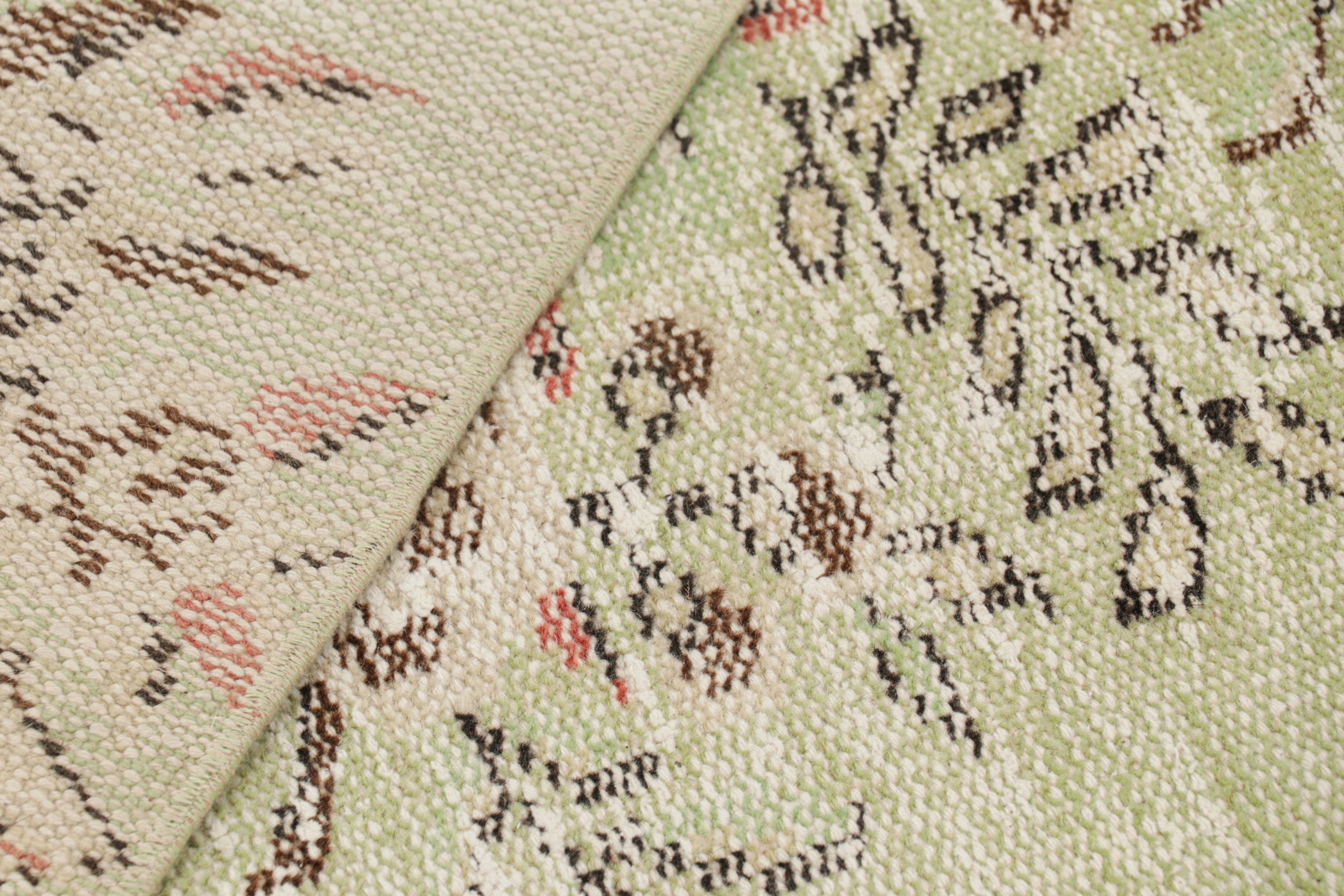 Lana Tappeto vintage Zeki Müren in verde con medaglione floreale, da Rug & Kilim in vendita